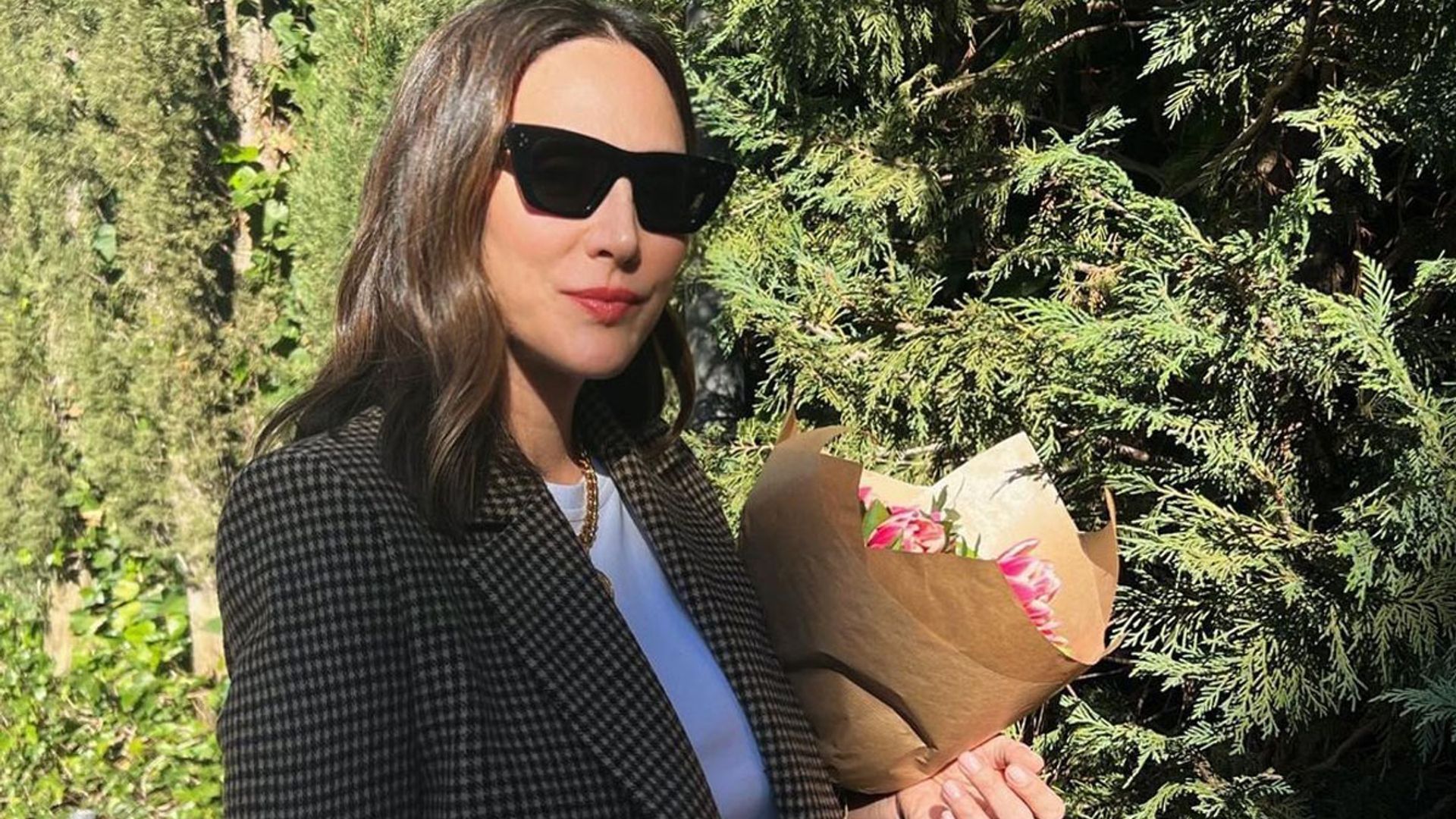 Tamara Falcó se suma al combo favorito y cómodo de las expertas: look básico con zapatillas
