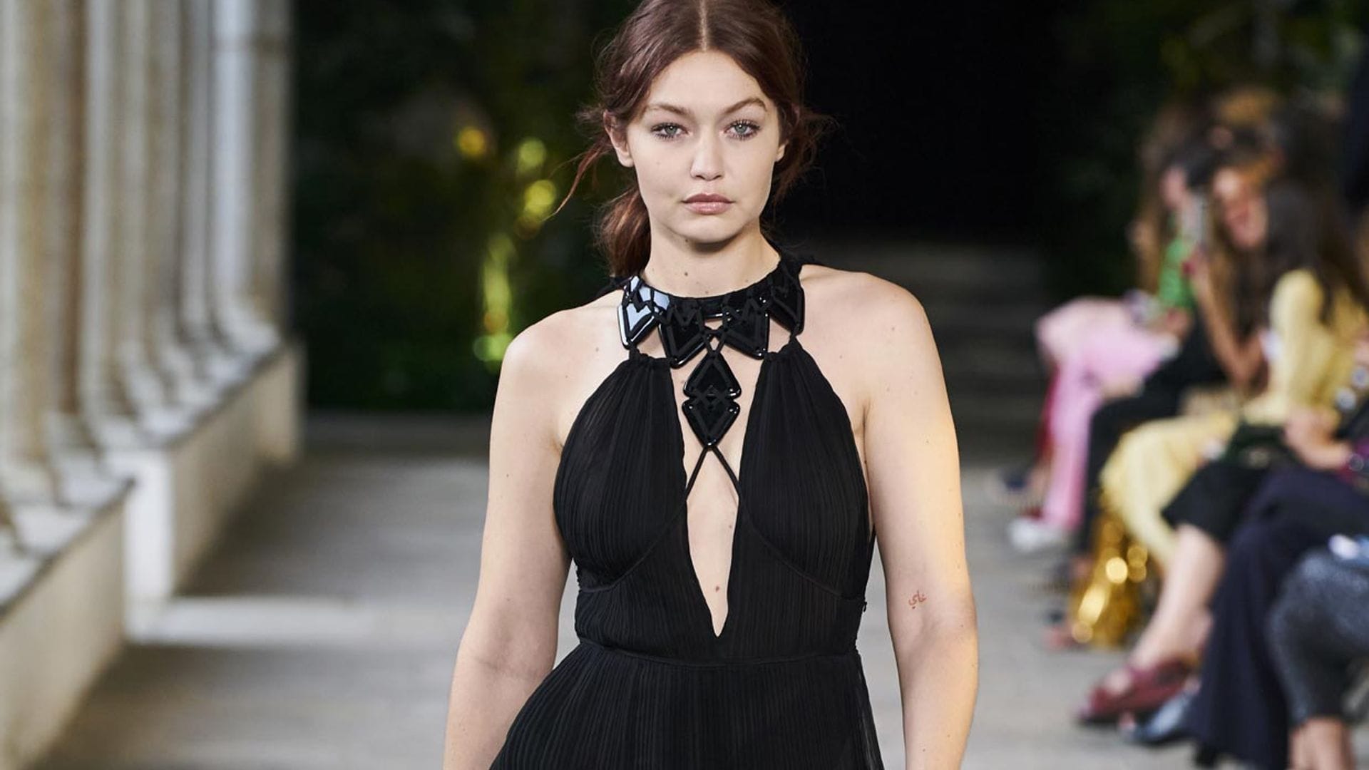 El renacer de Alberta Ferretti: vestidos de invitada y superposiciones inesperadas para vestir bien siempre