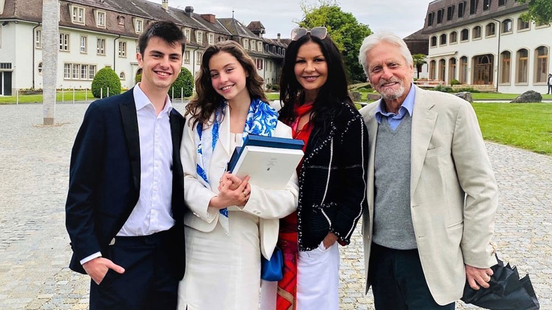 Catherine Zeta Jones y Michael Douglas, unos padres muy orgullosos en la graduación de su hija