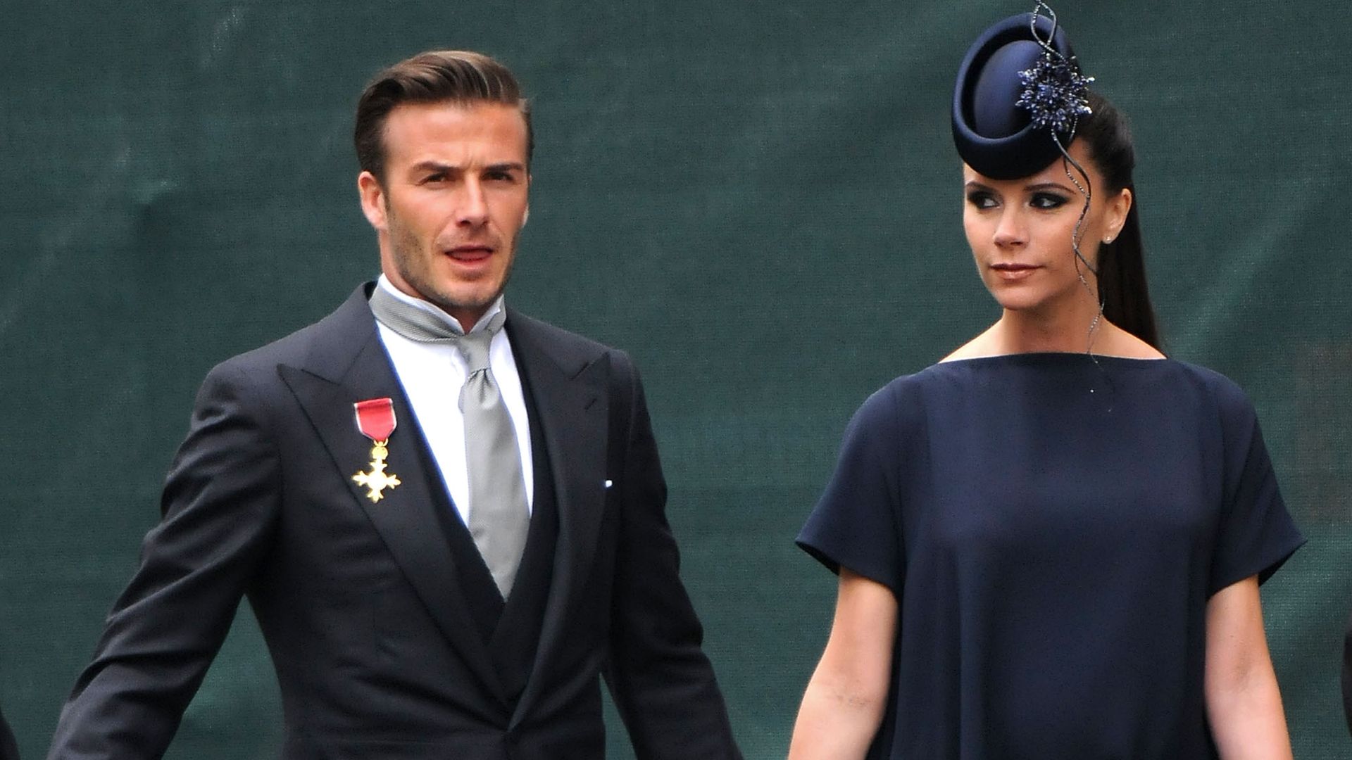 Analizamos el look de Victoria Beckham en la boda de Kate Middleton: "Ha envejecido muy bien y no se ve excesivamente pasado de moda"