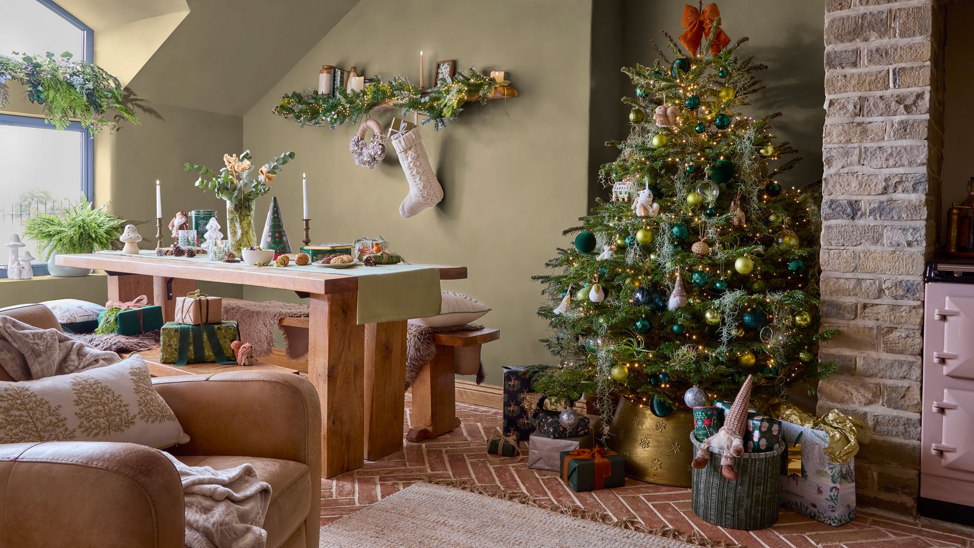 Comedor con decoración navideña, árbol de Navidad, mesa de comedor con arreglo floral, camino de mesa verde, bancos de madera con cojines, butaca, decoracion paredes 