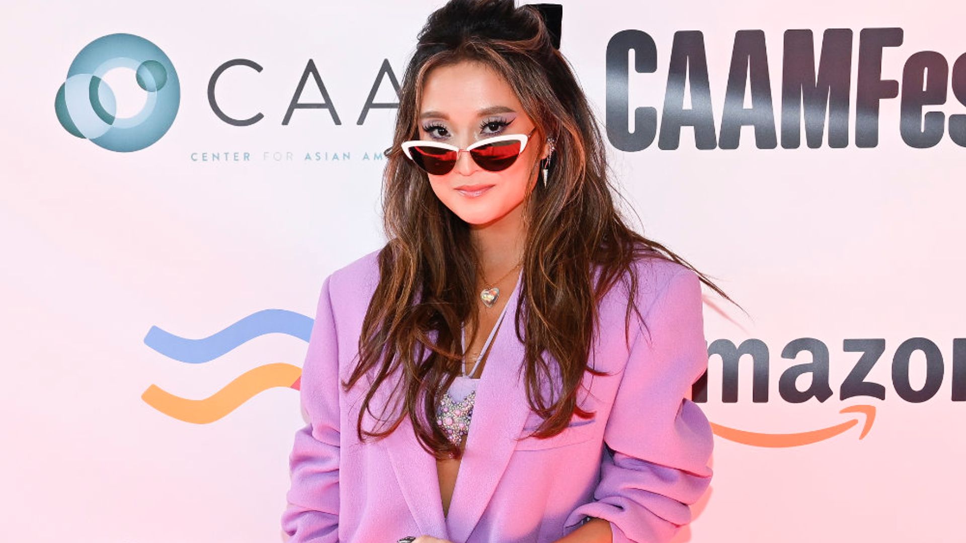 De Ashley Park a lo nuevo de Zara: el rosa actualiza los looks de invitada más originales