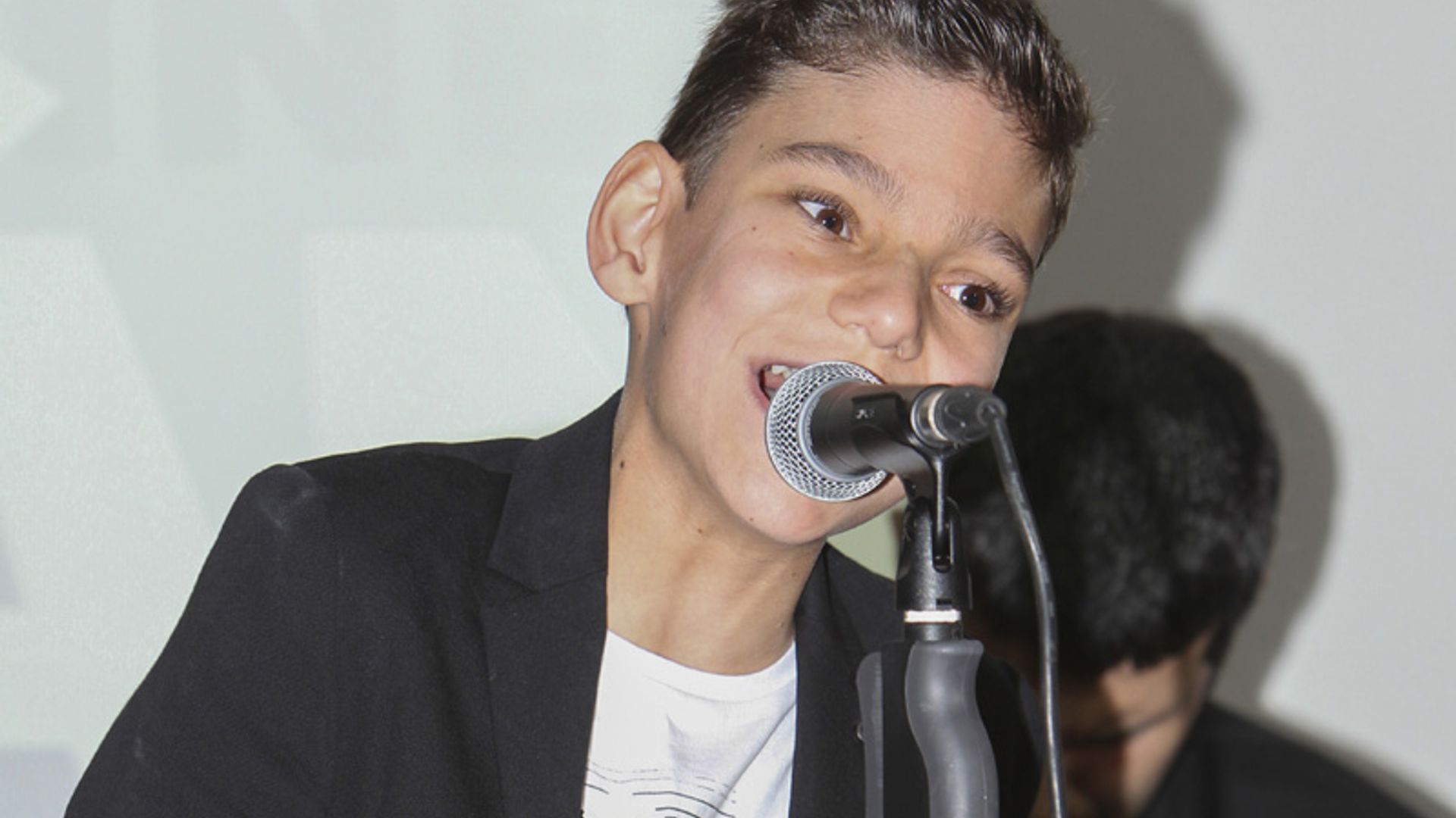 ¡Todos con Adrián! Las redes sociales se vuelcan con el cantante tras ser operado dos veces de urgencia