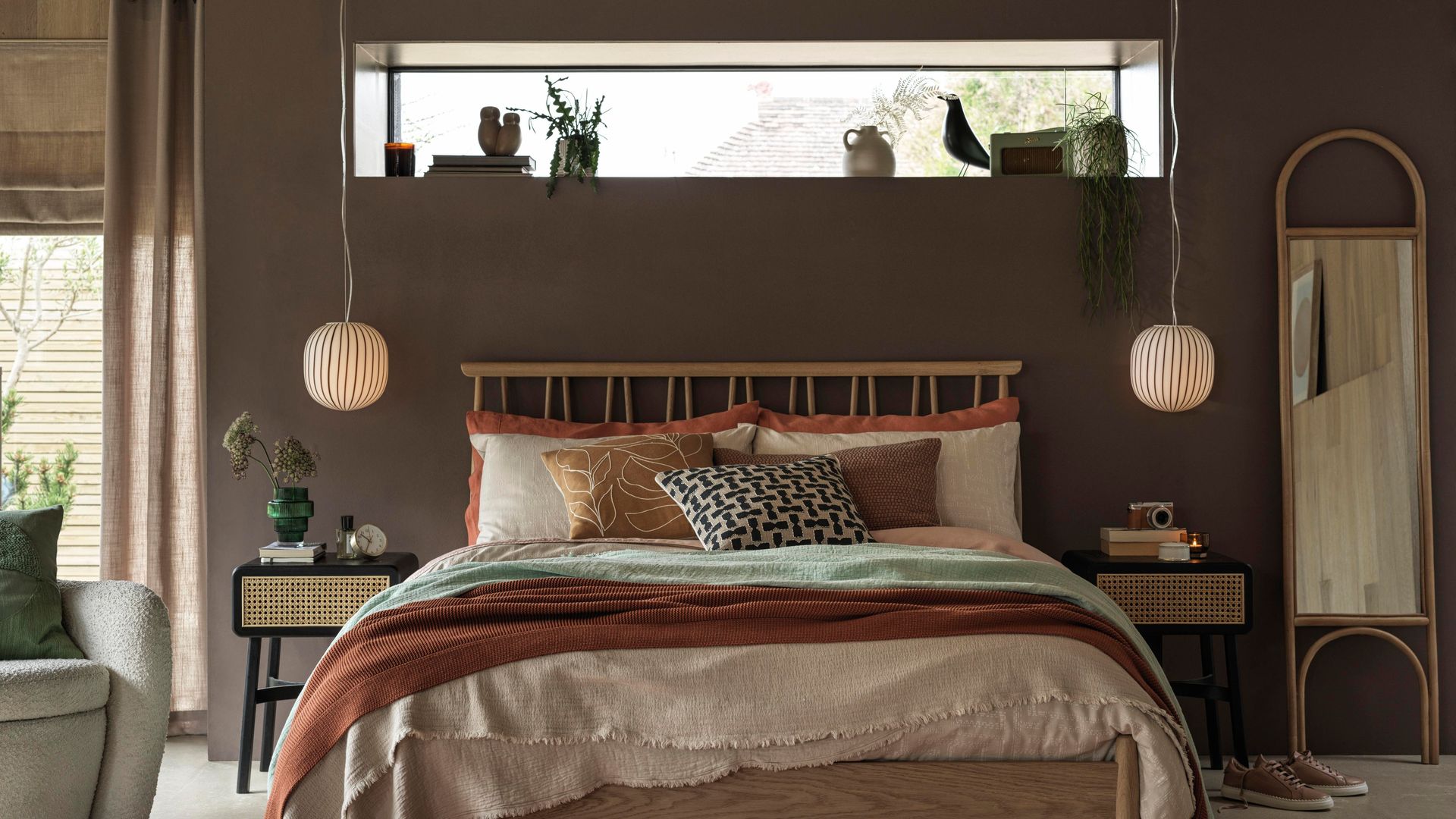 Dormitorio con espejo, alfombra, lámparas de techo a ambos lados de la cama, adornos y objetos, ventana horizontal