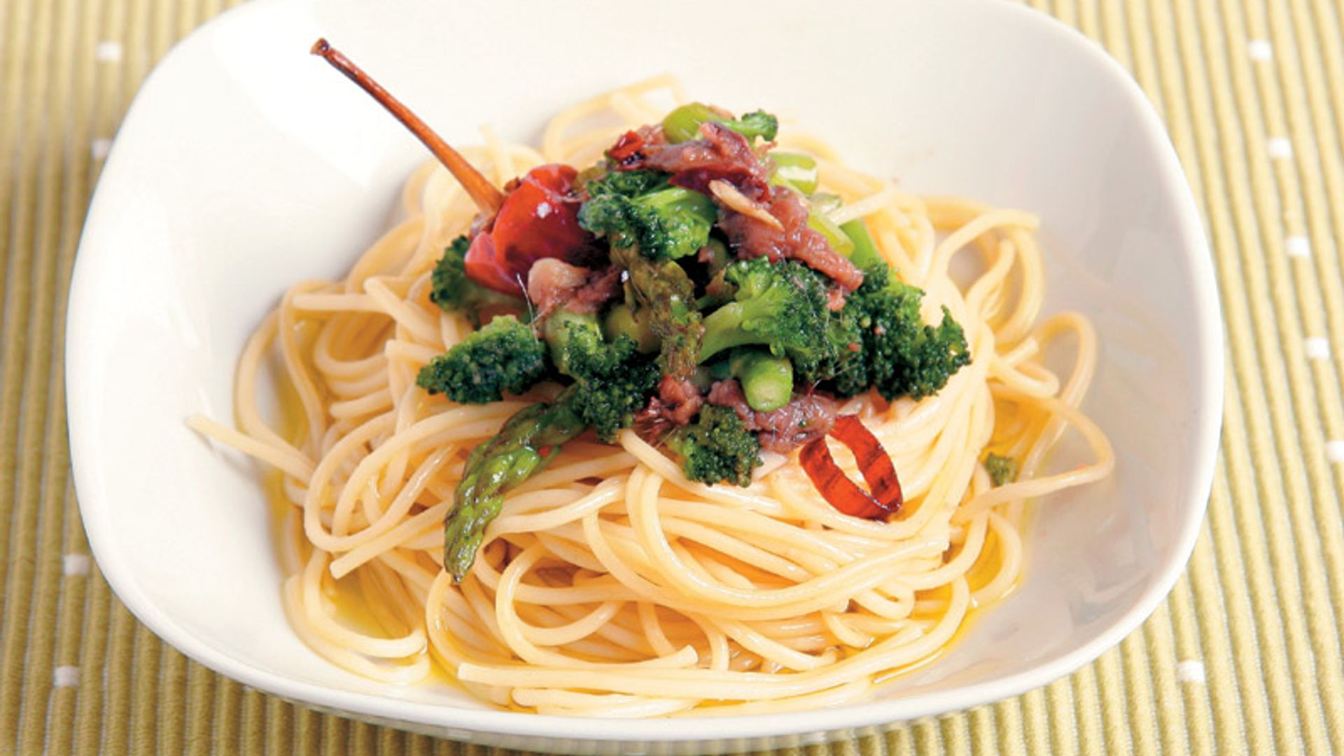 Espaguetis con verduras y anchoas