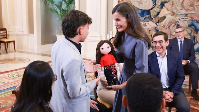 La Reina recibe a jóvenes de Colombia y Perú, hijos de emprendedores vulnerables, que podrán ir a la universidad gracias a una beca de la Fundación Microfinanzas BBVA (FMBBVA).
