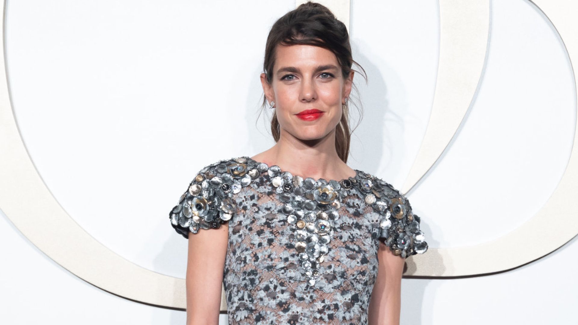 Carlota Casiraghi deslumbra en la Ópera de París con un vestido semitransparente de más de 12.000 euros