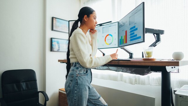 Una mujer usando un escritorio elevable