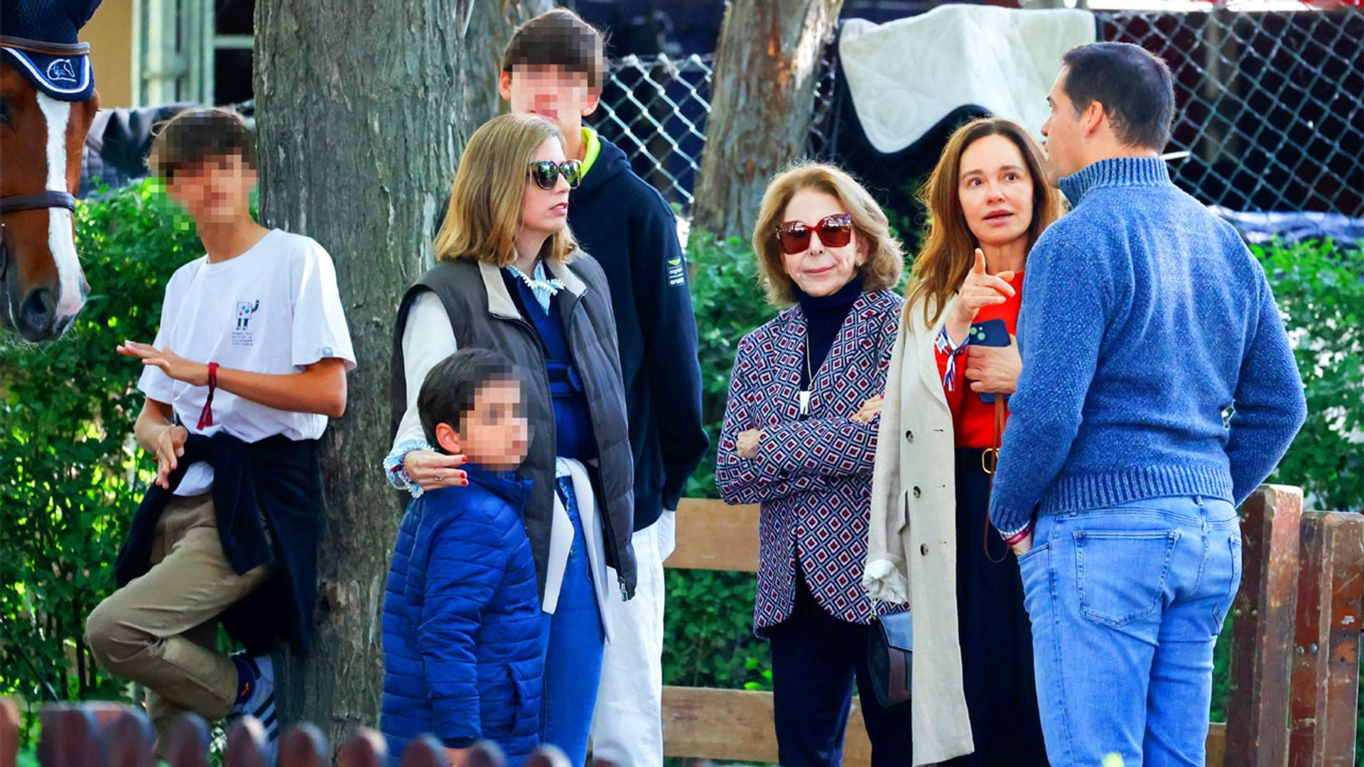 Eugenia, la hija mayor de Luis Alfonso de Borbón y Margarita Vargas, arropada por su familia al completo en la hípica