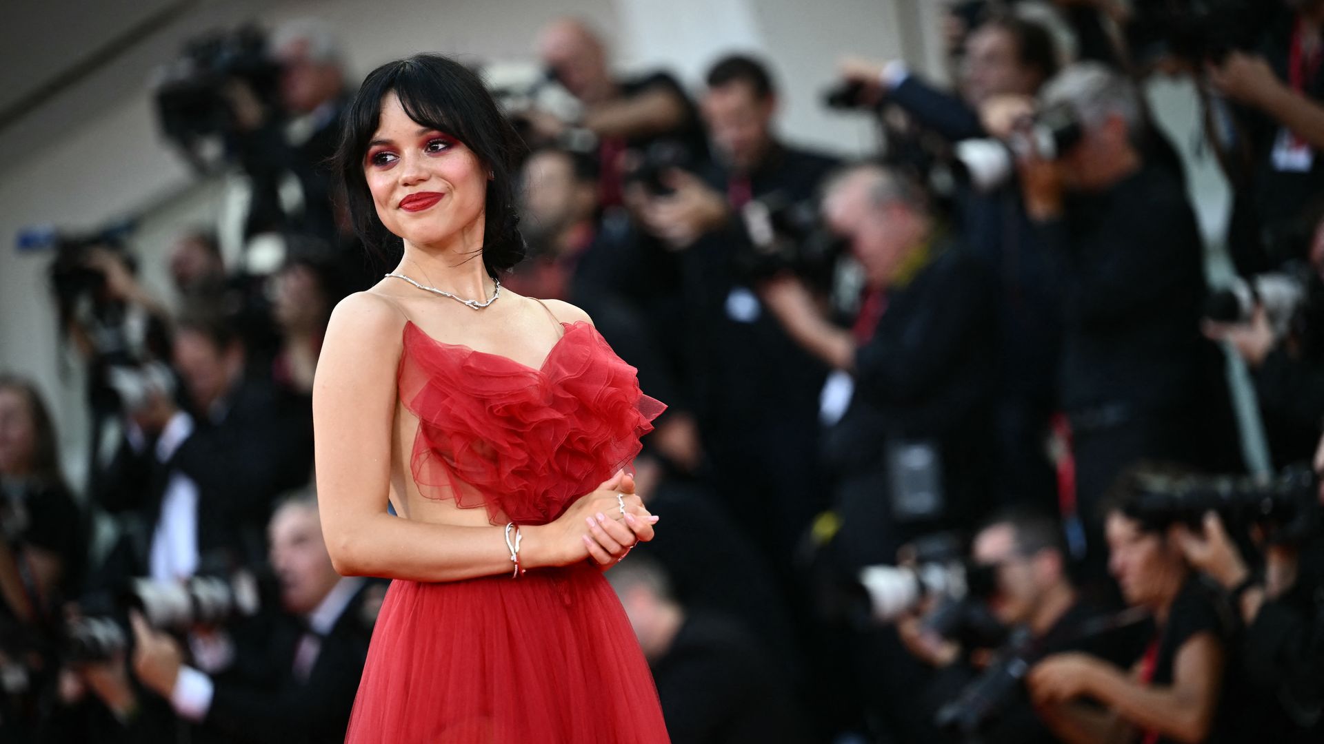 Así se hizo el vestido rojo de escote corazón de Jenna Ortega en el Festival de Venecia