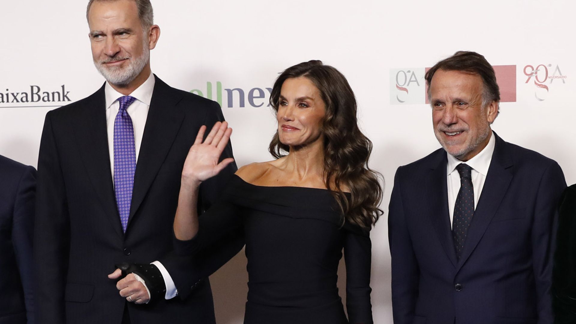La reina Letizia recicla su fórmula ganadora: vestido negro de escote 'bardot' con zapatos de cristales