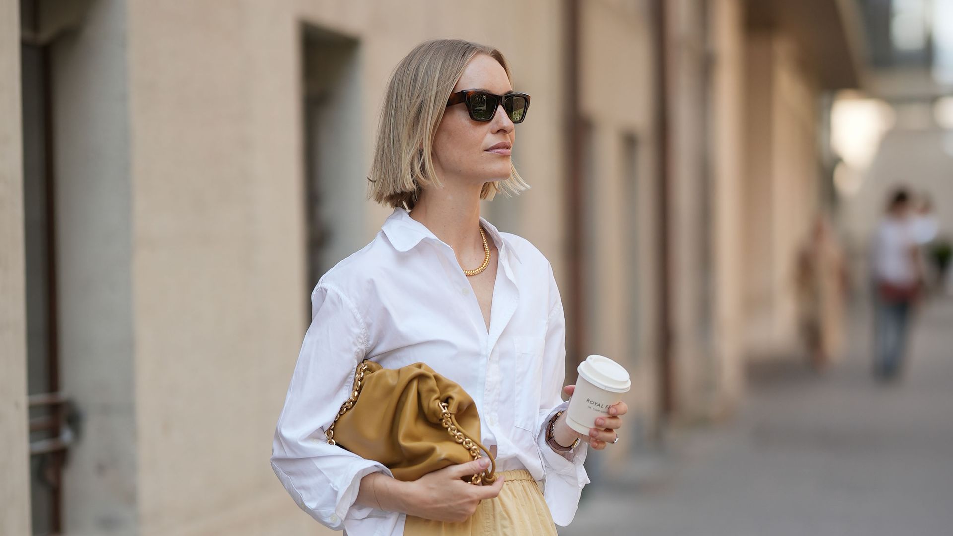 Look de street style con bolso pouch