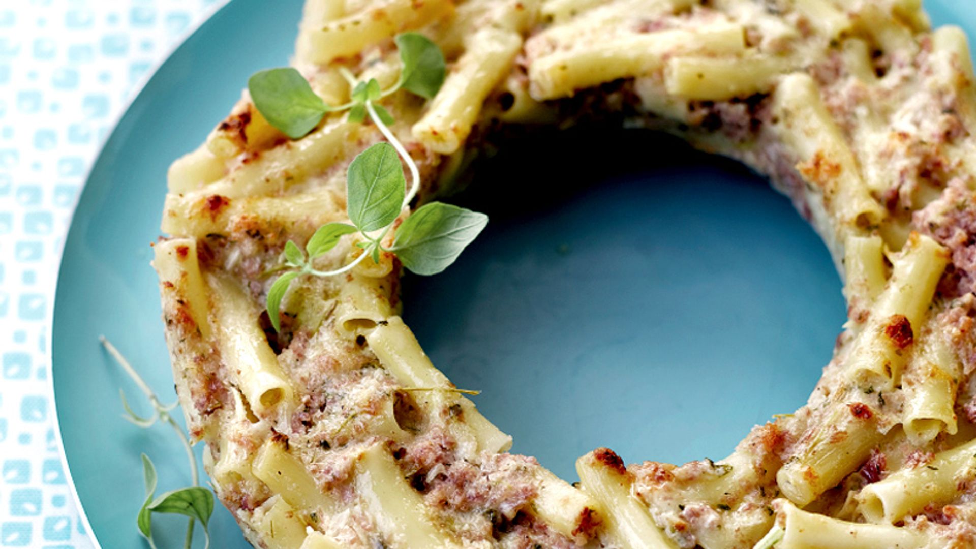 Corona de macarrones con atún y queso gratinado