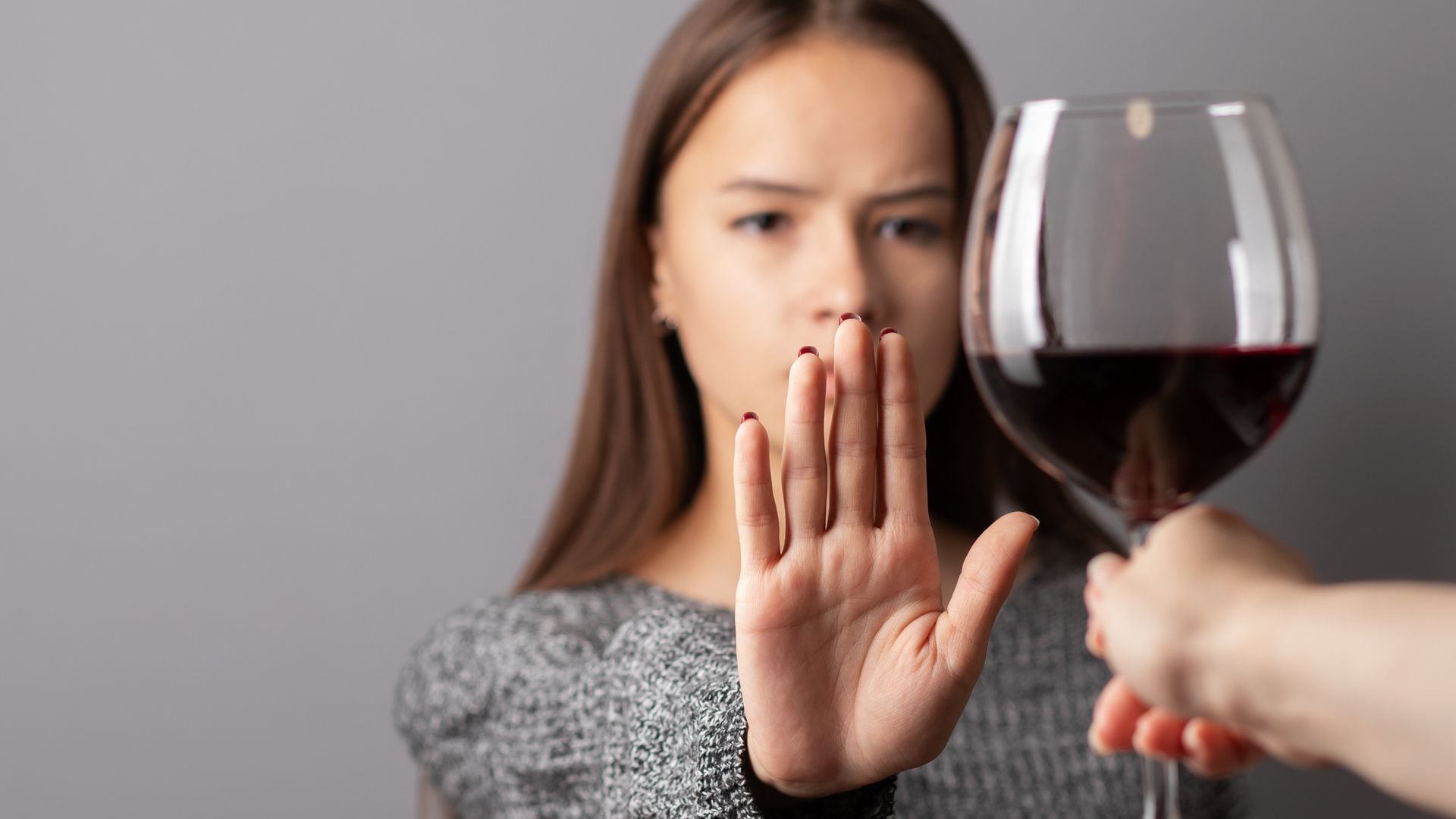 Adolescente rechaza consumir alcohol