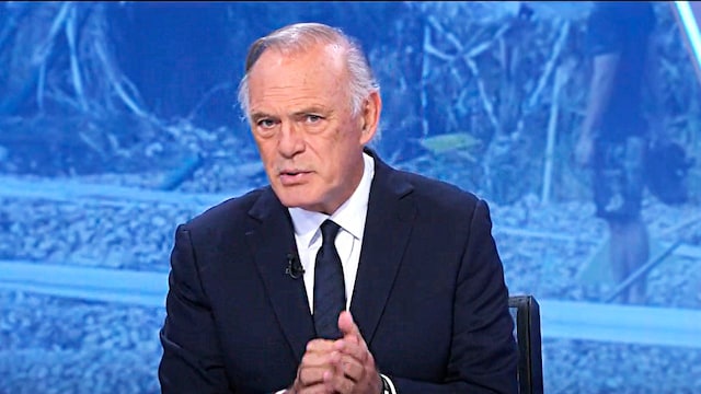Plano medio de Pedro Piqueras en un programa de informativos Telecinco