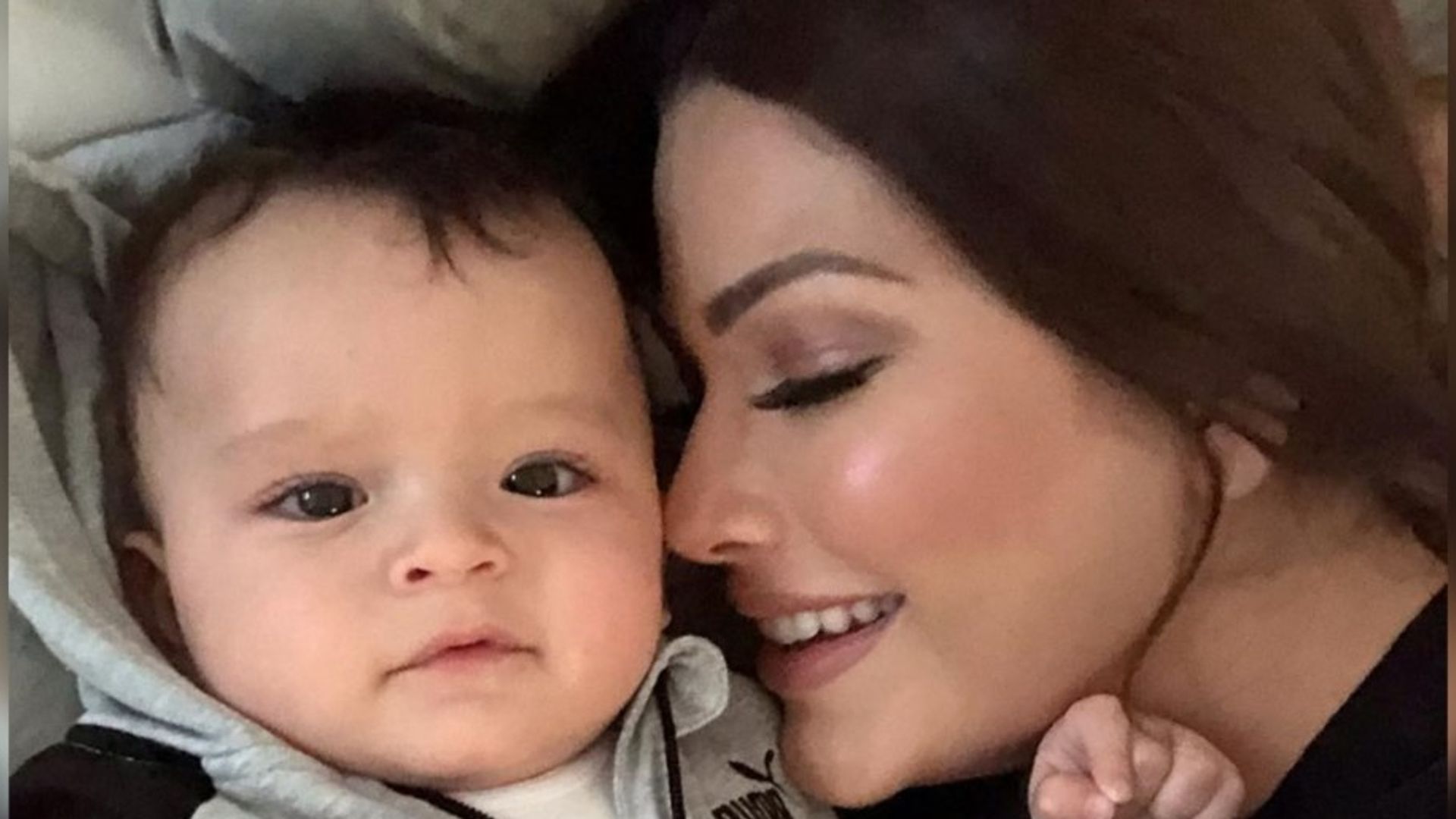 ¡Amor de abuelas! Ana Patricia Gámez y sus dos ayudantes para el corte de pelo de su hijo