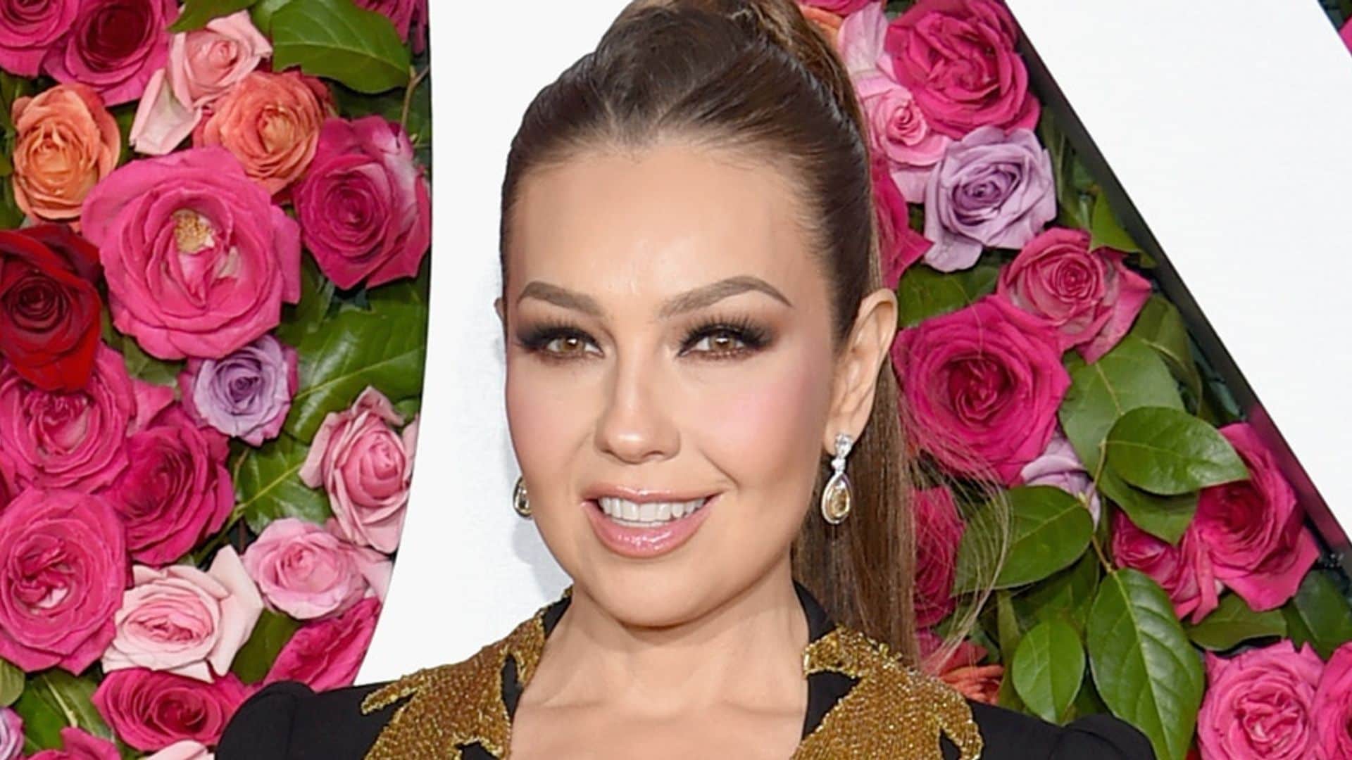 Thalía presume su espectacular figura en traje de baño en un relajado día en la playa