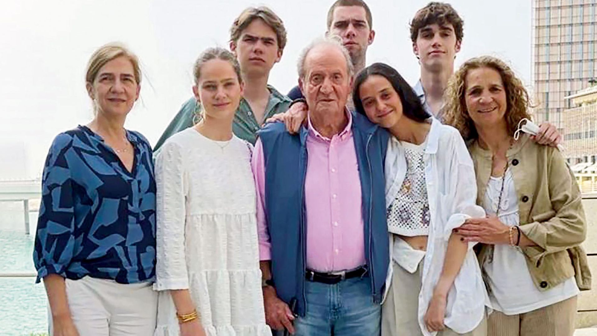 Los mensajes y las claves del posado del rey Juan Carlos con sus hijas y sus nietos en Abu Dabi