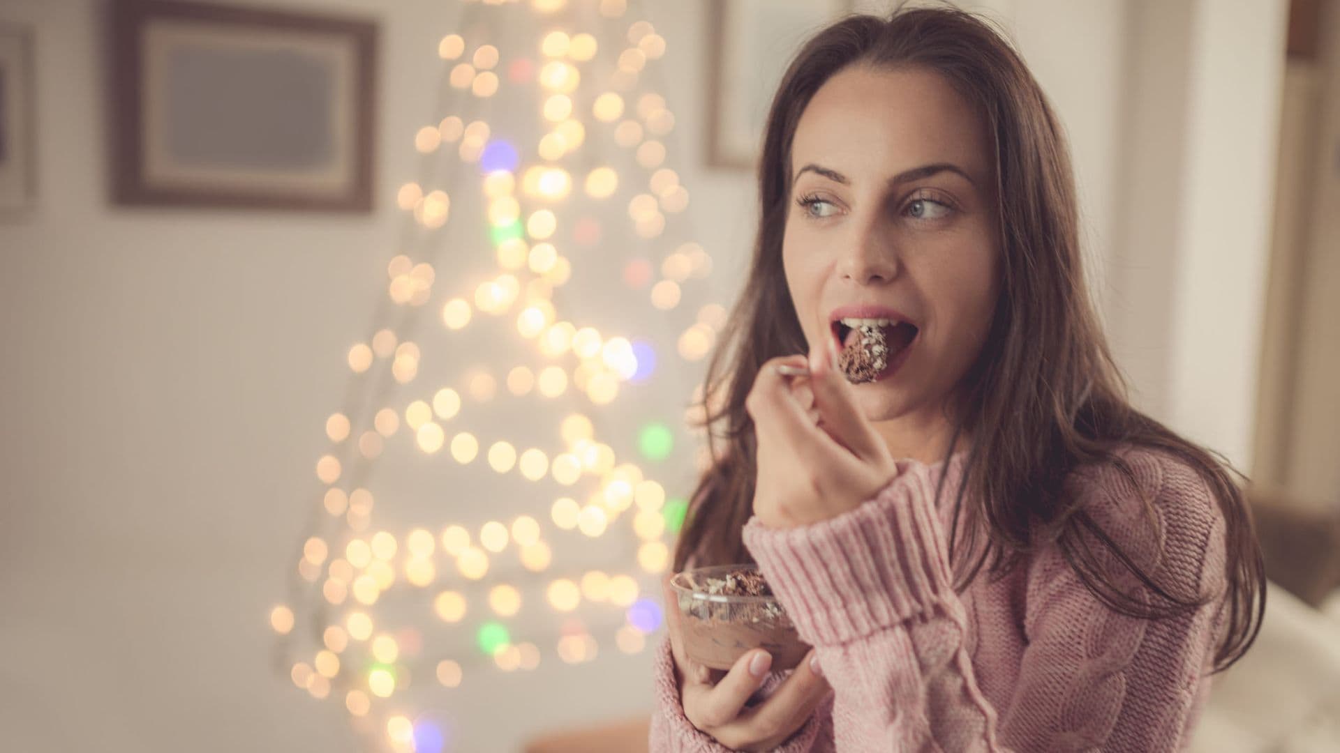 Mujer comiendo un postre en Navidad