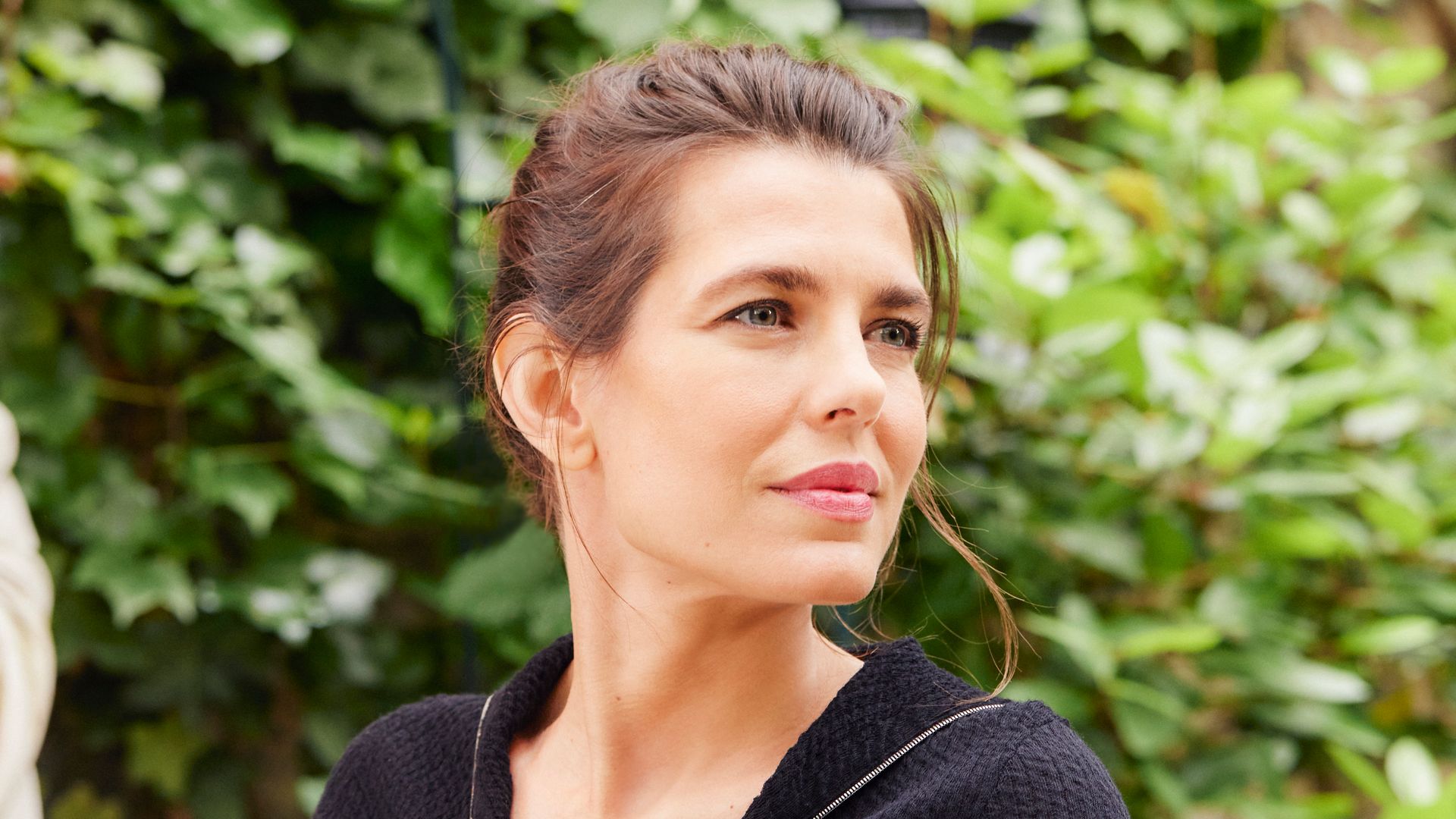 El vestido de punto de Carlota Casiraghi que queda fenomenal con un recogido desenfadado