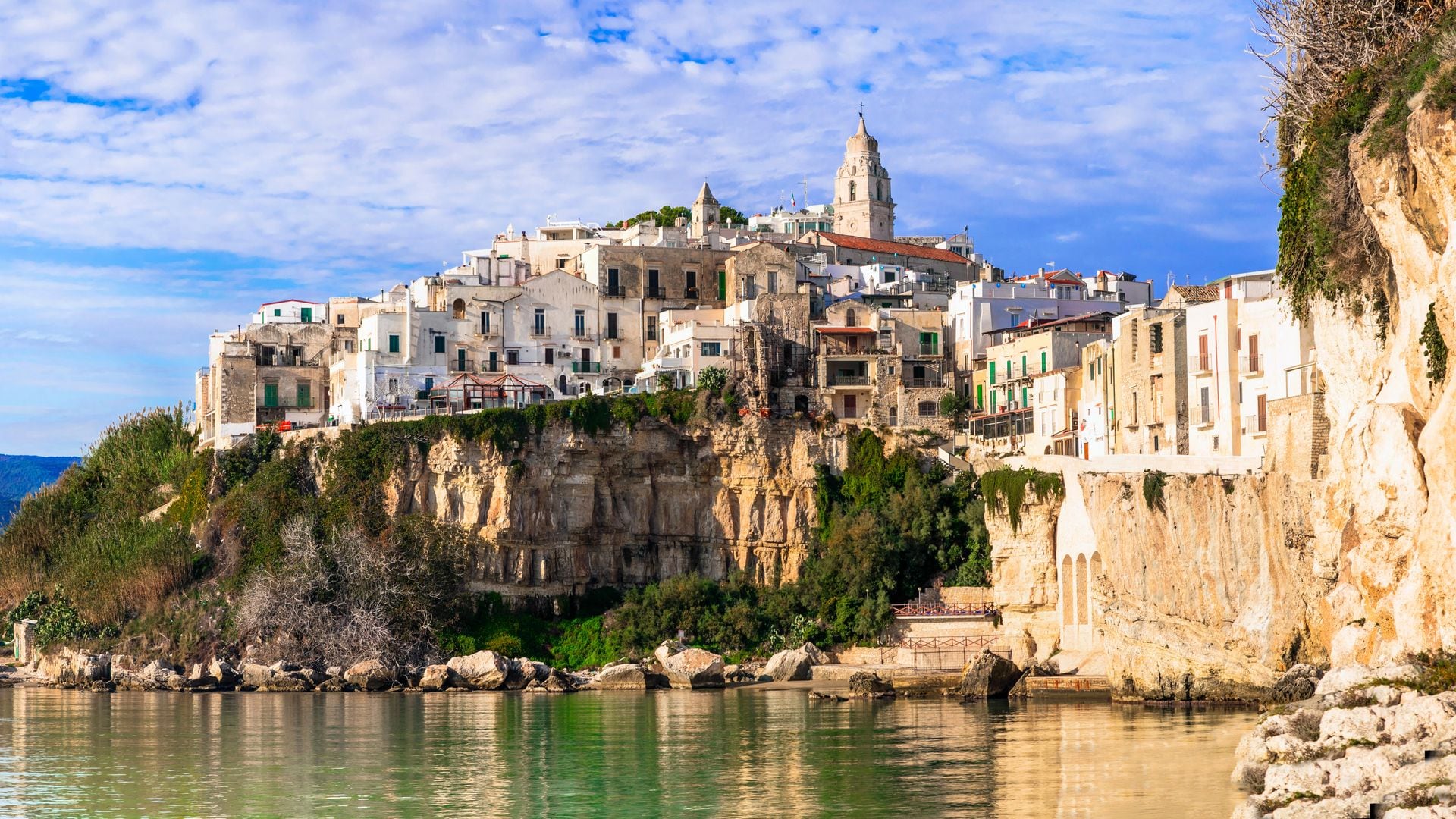 Hermoso pueblo de Vieste, con vistas a sus casas tradicionales y al mar, Puglia, Italia.