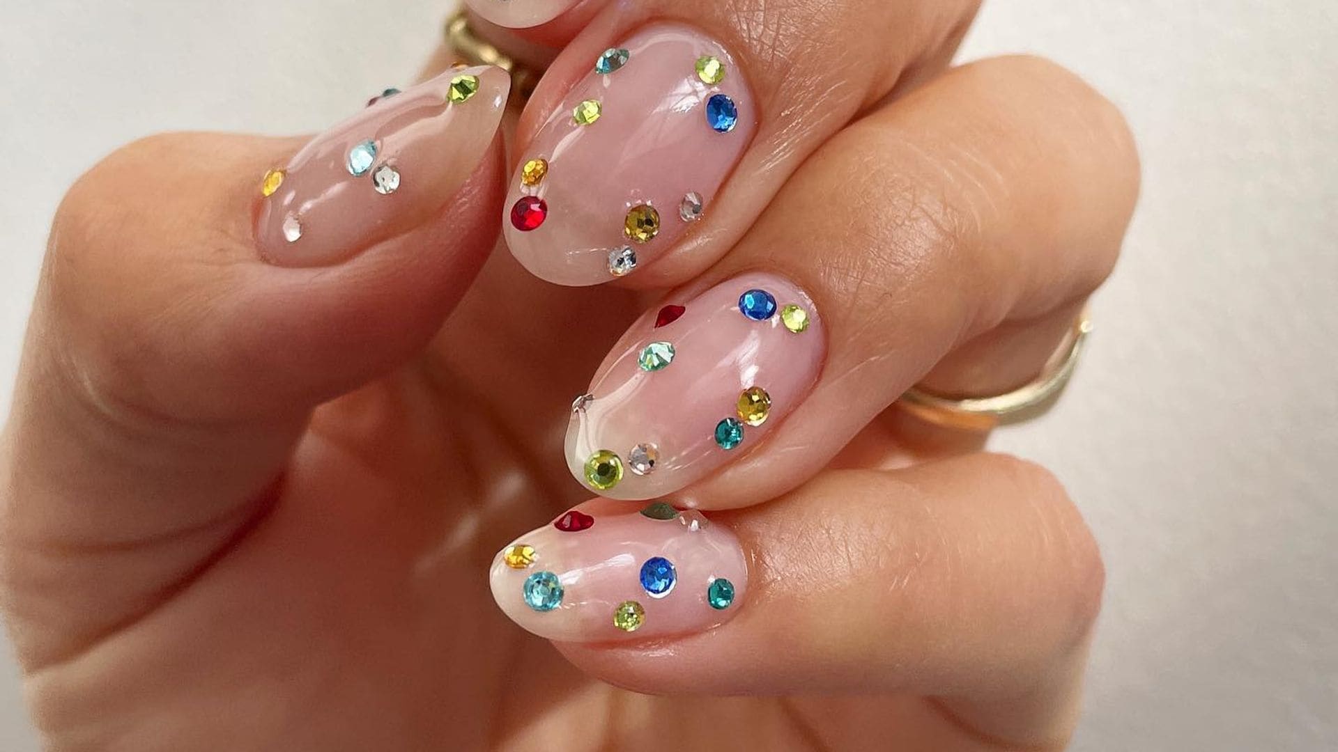 'Crystal nails’, la manicura de moda con adornos que más rejuvenece