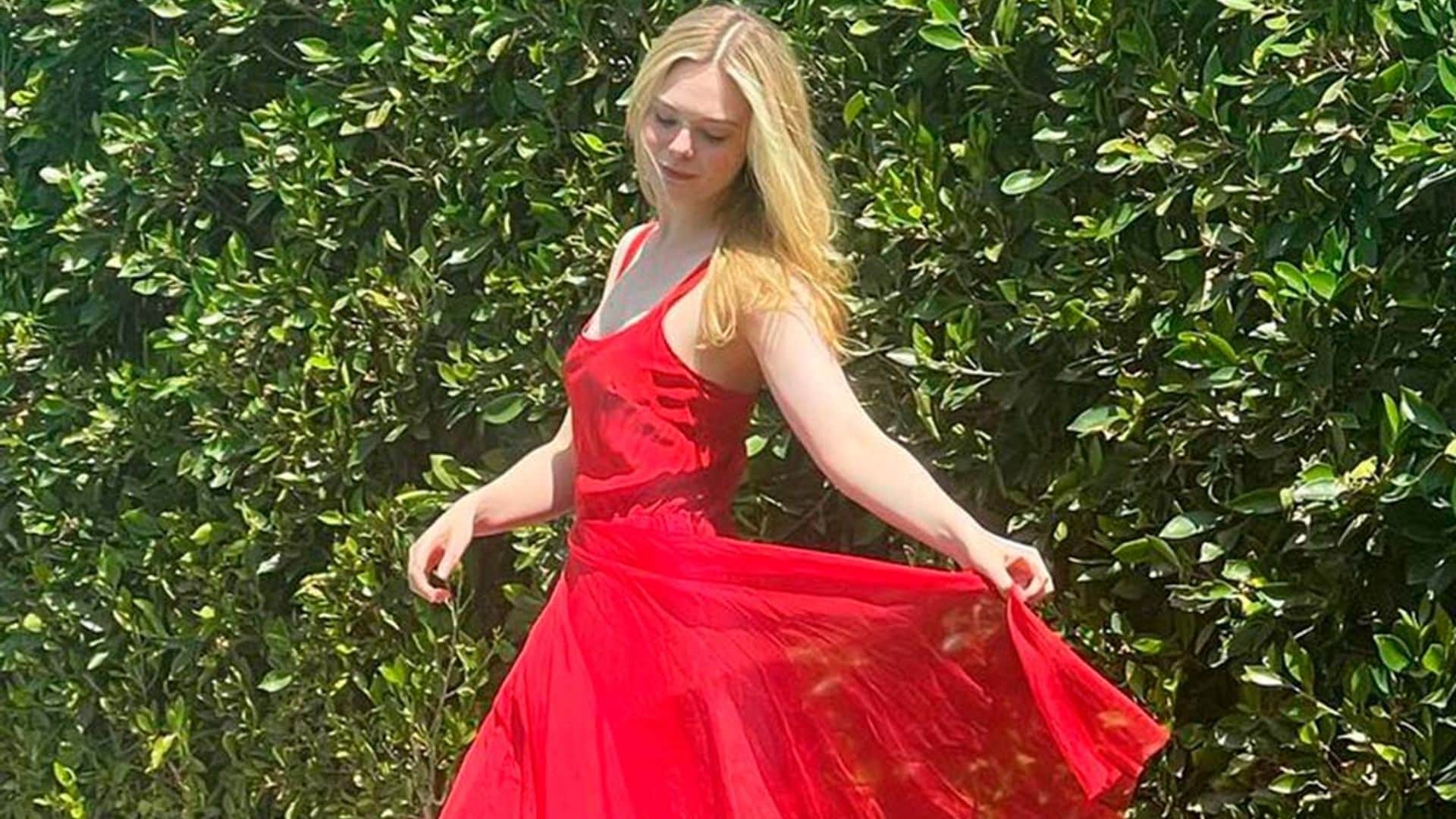 De día o de noche: con un vestido rojo como el de Elle Fanning estarás guapa en cualquier ocasión