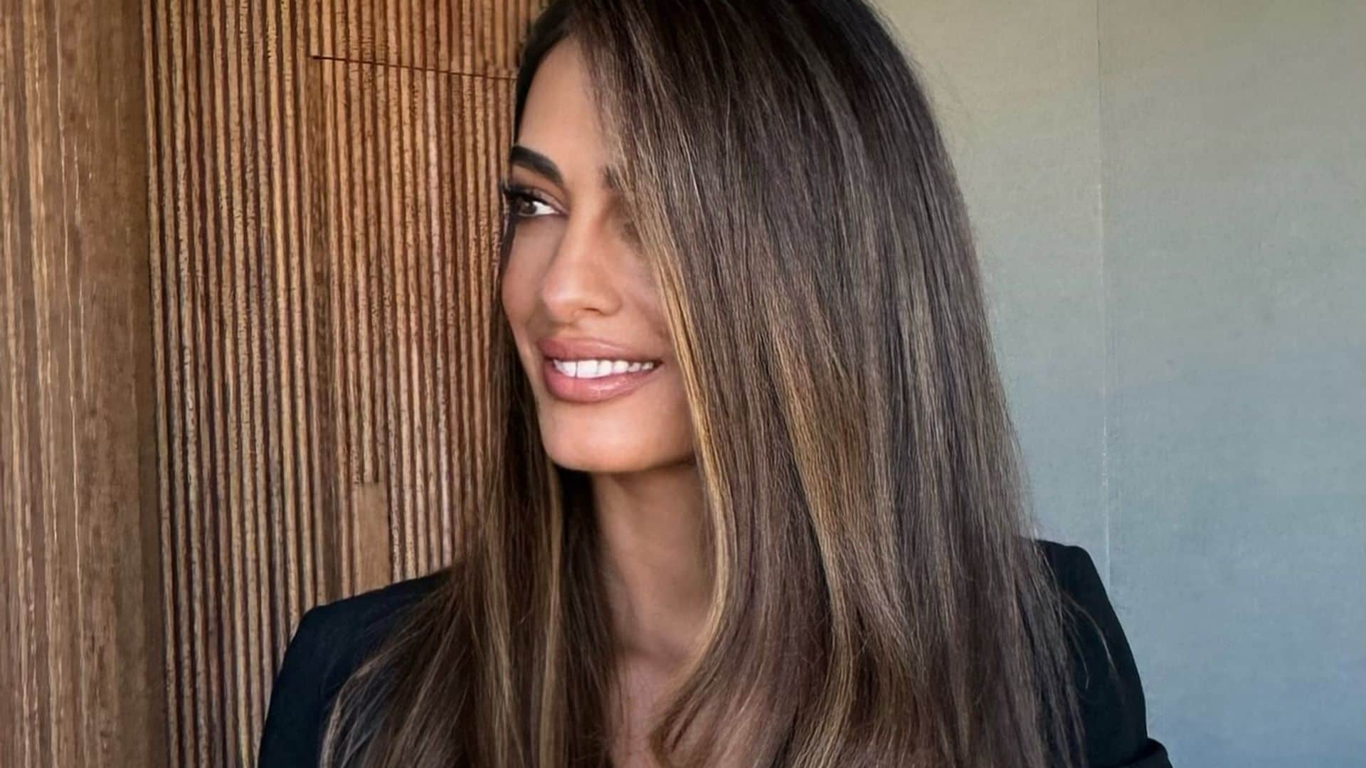 Amal Clooney con traje de chaqueta azul marino y corte con volumen