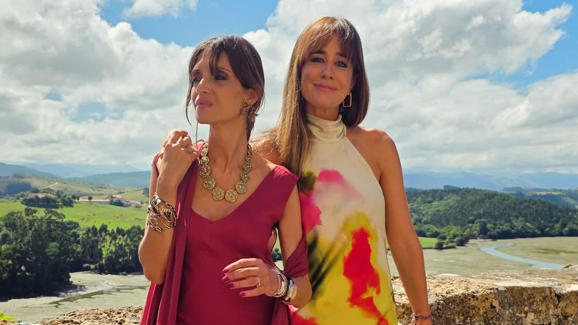 Sara Carbonero e Isabel Jiménez se van de boda en Cantabria con "la familia al completo" de su firma de moda