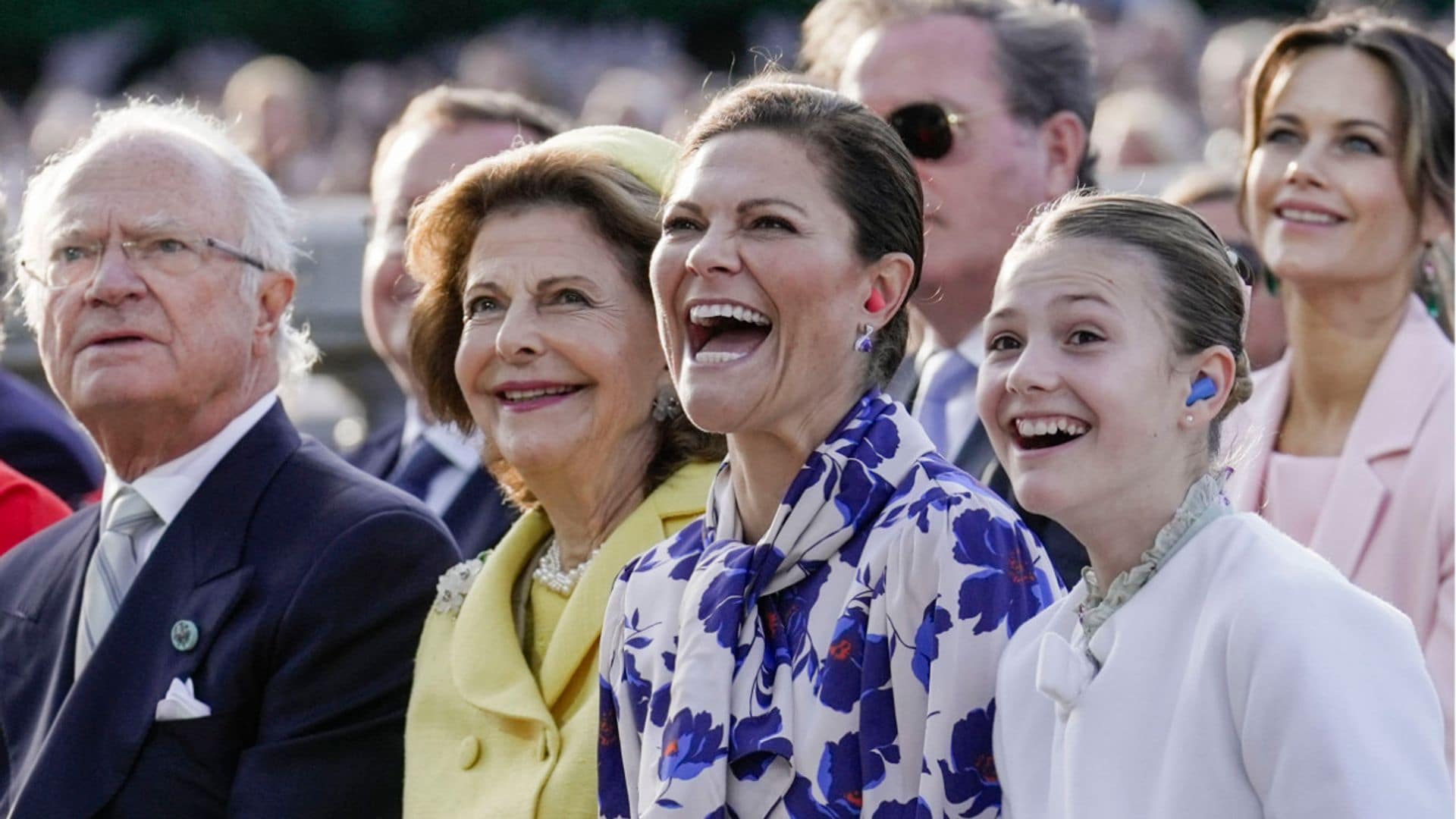 Bailes y muchas risas entre Estelle de Suecia y su madre Victoria en el concierto por el Jubileo del rey Carlos Gustavo