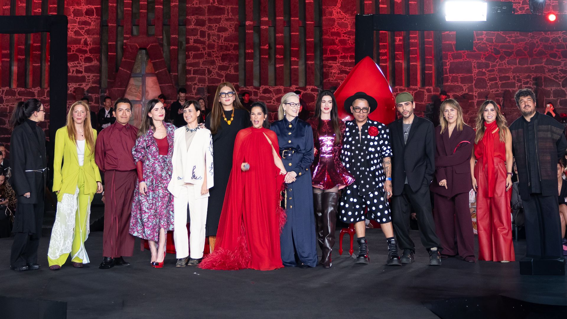 Las actrices posaron con todos los diseñadores.