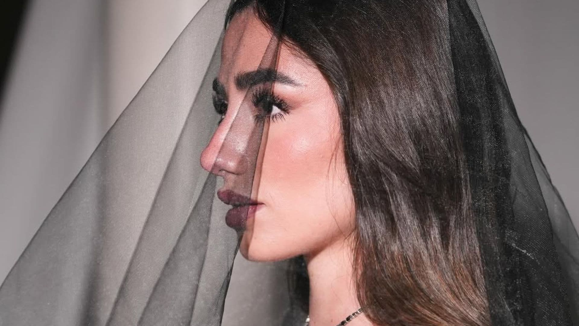 El 'entierro' de Lola Lolita: adiós a 2025 con un vídeo que se viraliza en redes sociales