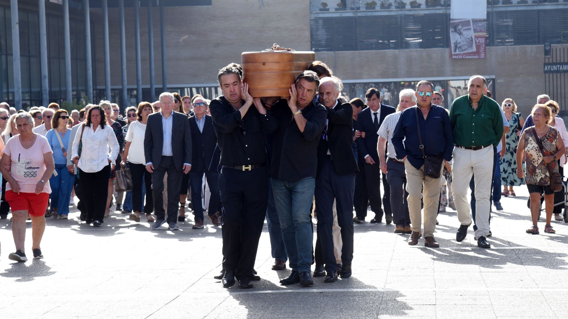Cumbre taurina en el multitudinario último adiós a Paco Camino en Sevilla