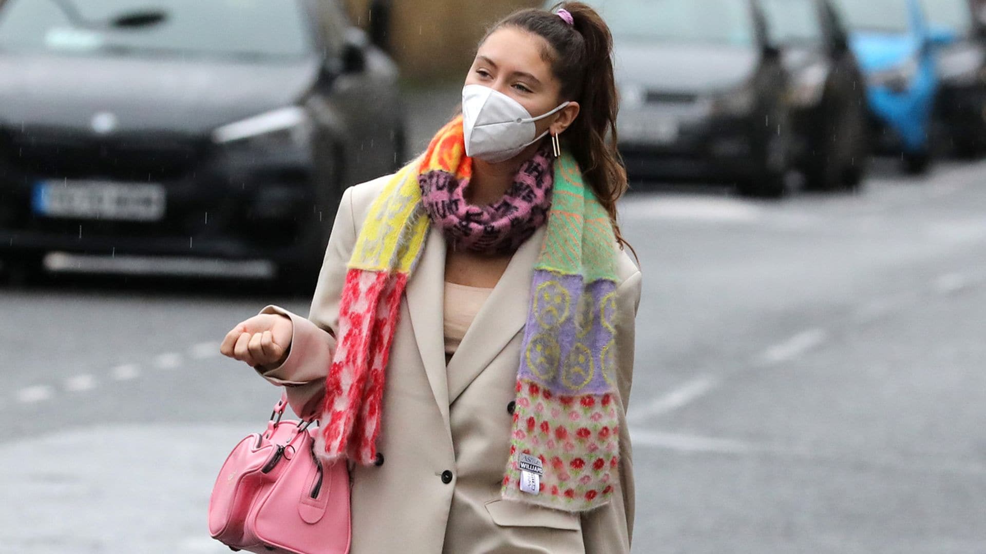 El truco de Iris Law con el que un traje no parece (nada) clásico