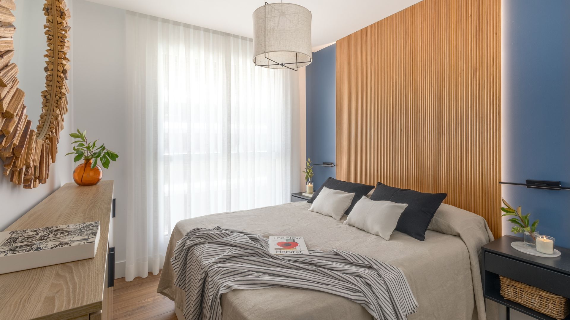Dormitorio con pared del cabecero con madera laminada, mesitas de noche volada, cortinas blancas, lámpara de techo