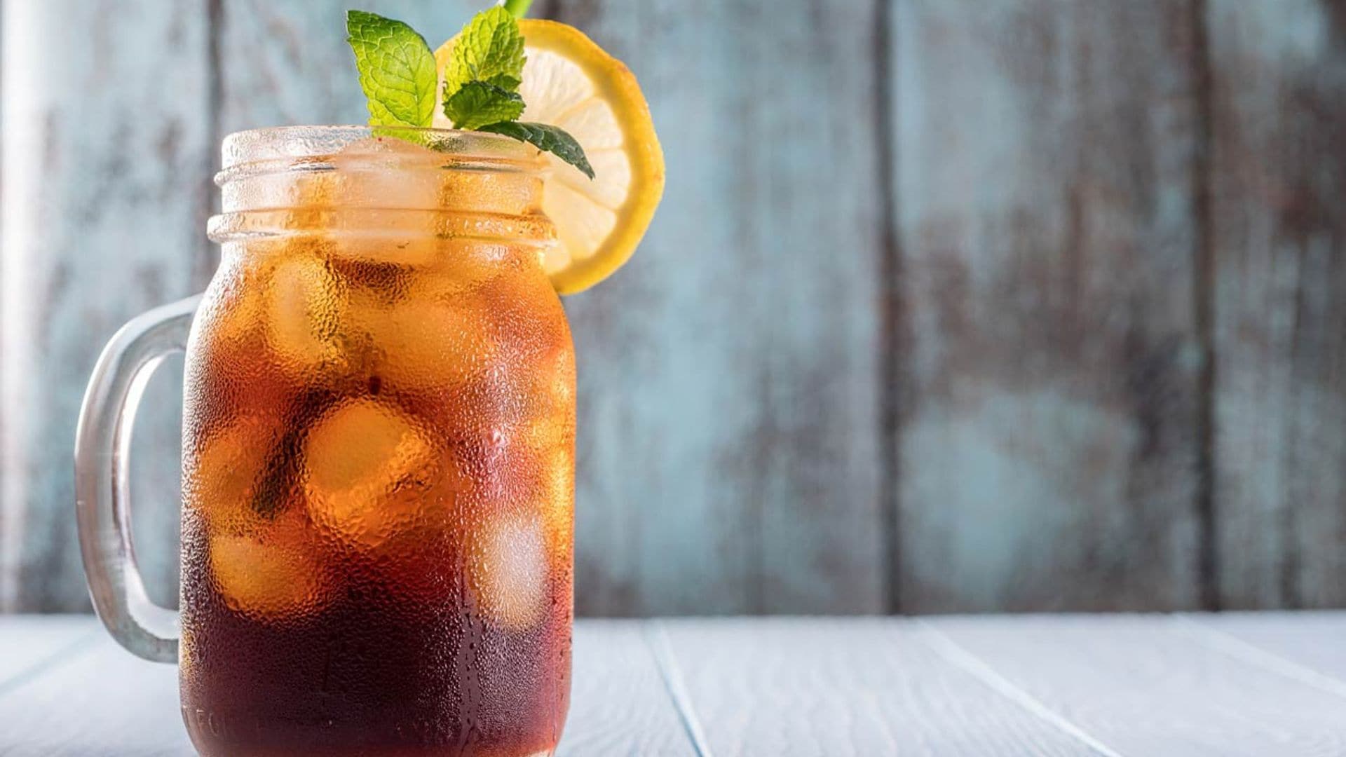 Infusiones frías de plantas medicinales para reponer líquidos en verano