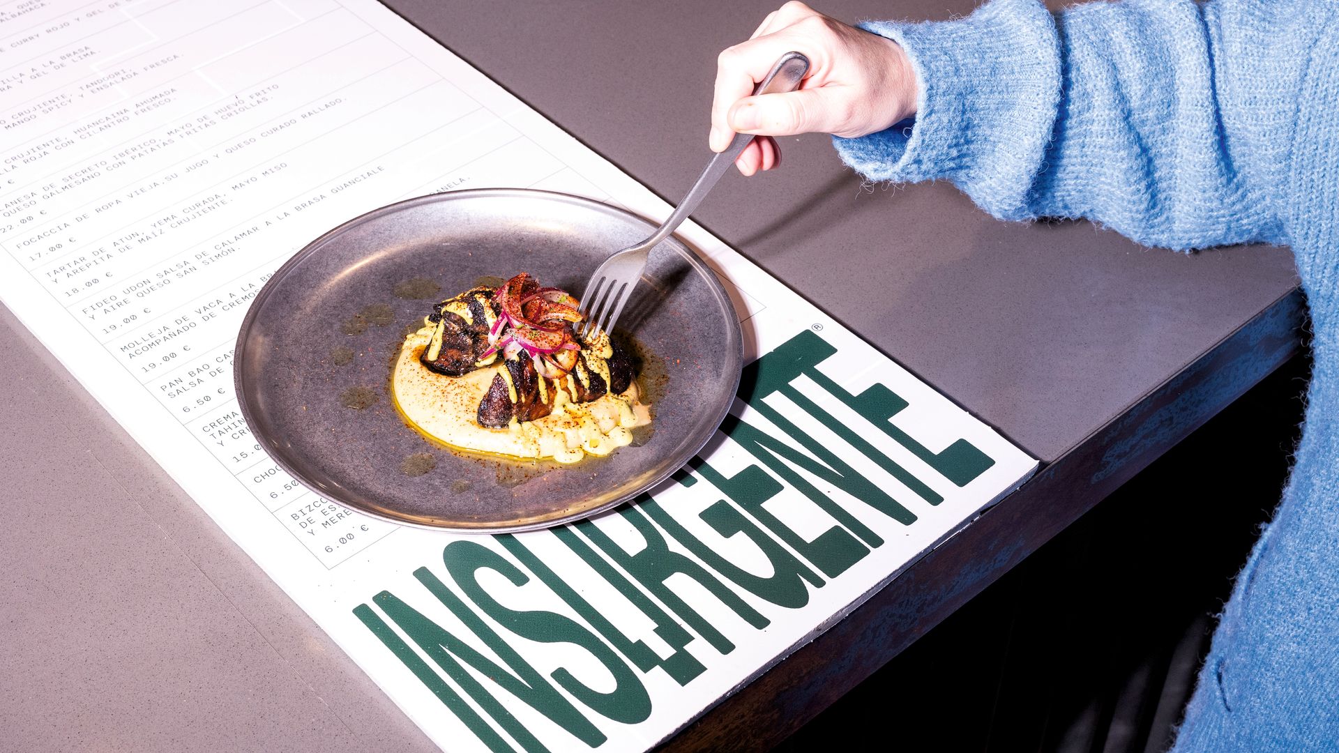 Puestos de abastos de toda la vida conviven con los nuevos locales gastronómicos, como Insurgente del Mercado de Chamberí en Madrid