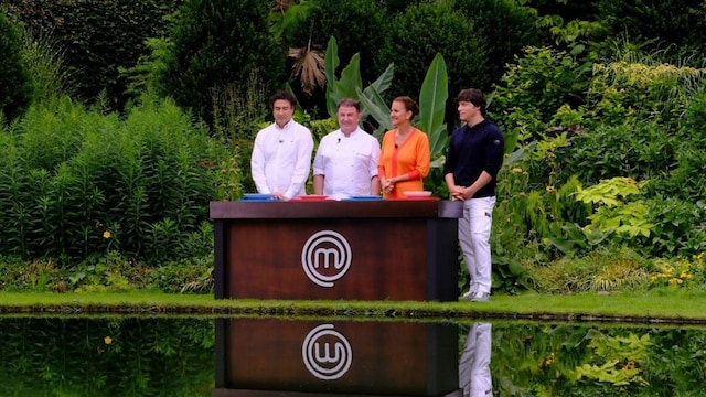 Plano general del jurado de MasterChef Celebrity 9 con Martín Berasategui