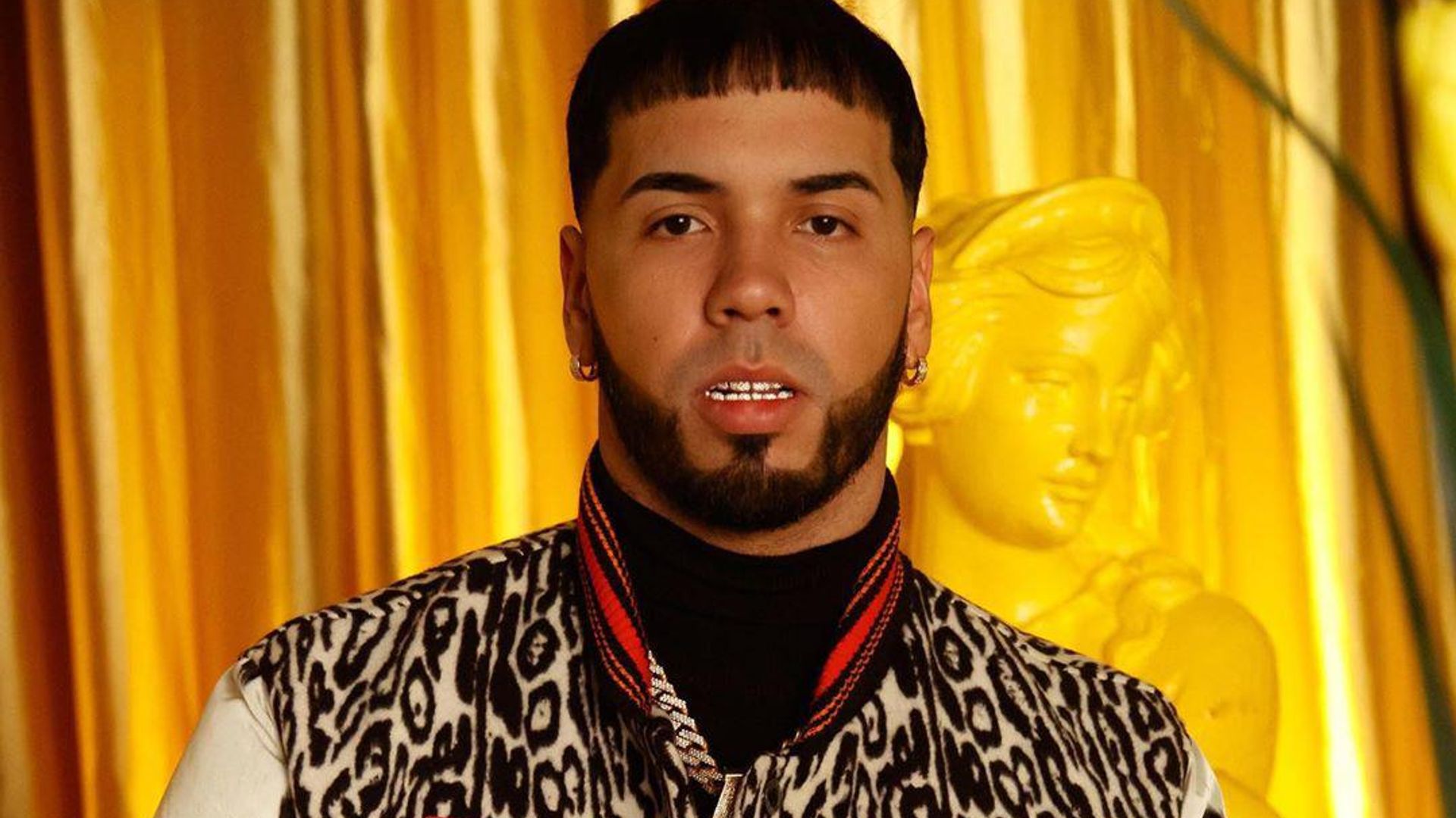 Anuel AA ofrece una disculpa a Bolivia por mostrar su bandera al revés
