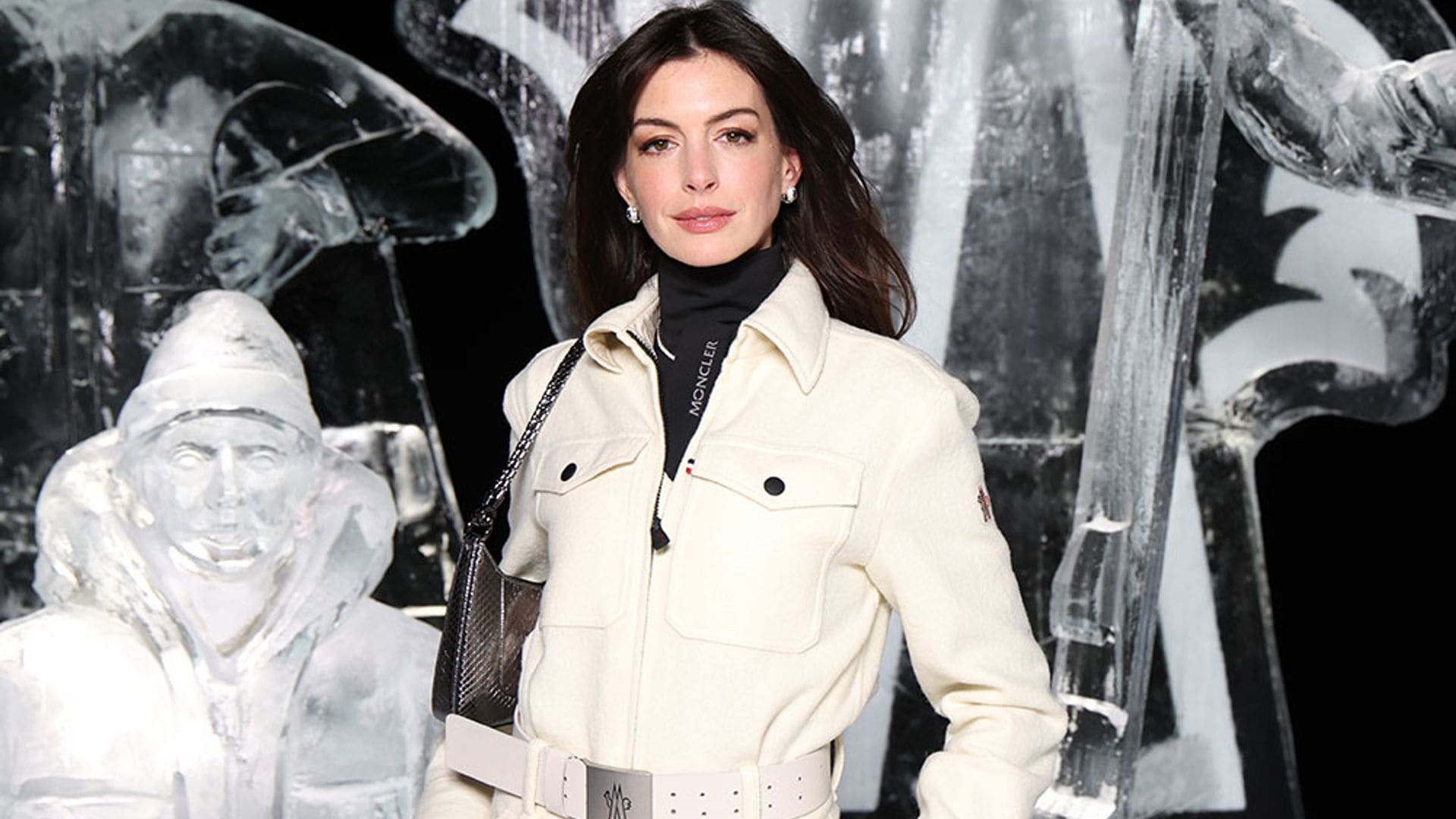 De Anne Hathaway a Olivia Palermo: los looks 'après ski' de las invitadas al desfile más atípico de la temporada