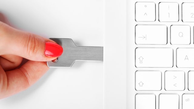 Una mujer usando una llave de seguridad usb
