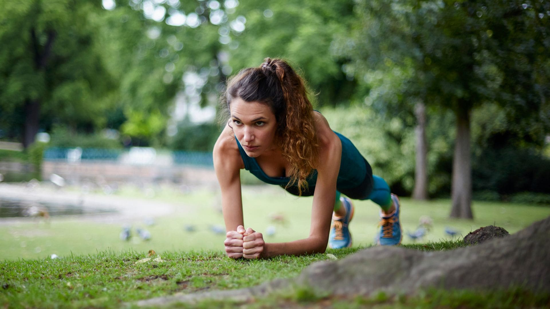 mujer haciendo ejercicio al aire libre