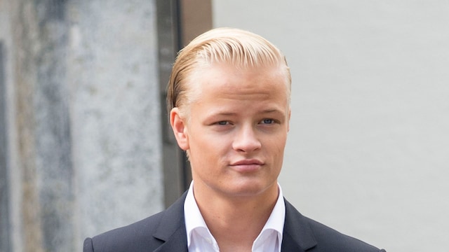 Primer plano de Marius Borg con traje negro en el Día Nacional de Noruega 2014