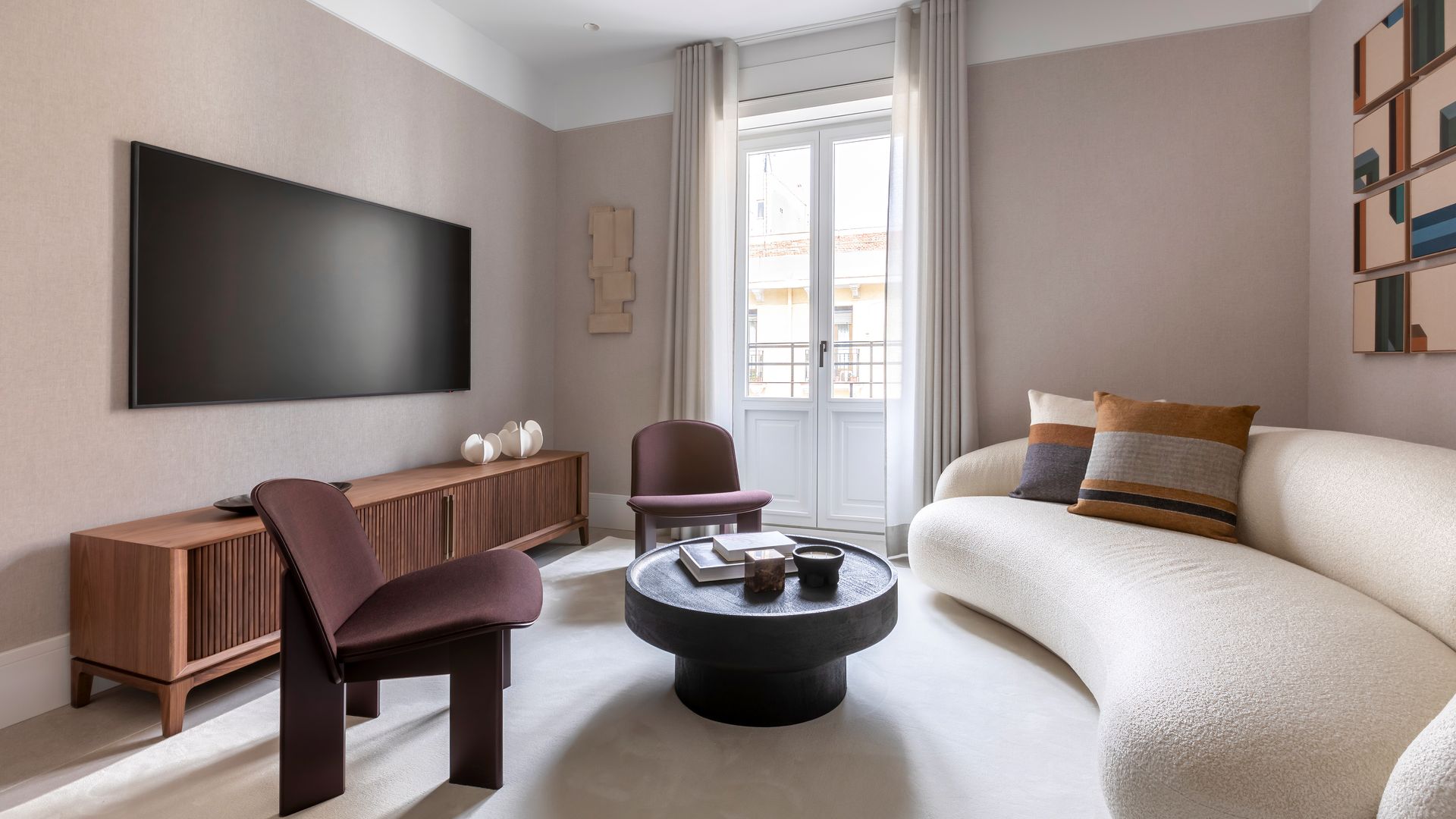 Un piso con 126 m² de lujo silencioso en Madrid: un refugio de calma, arte y materiales nobles