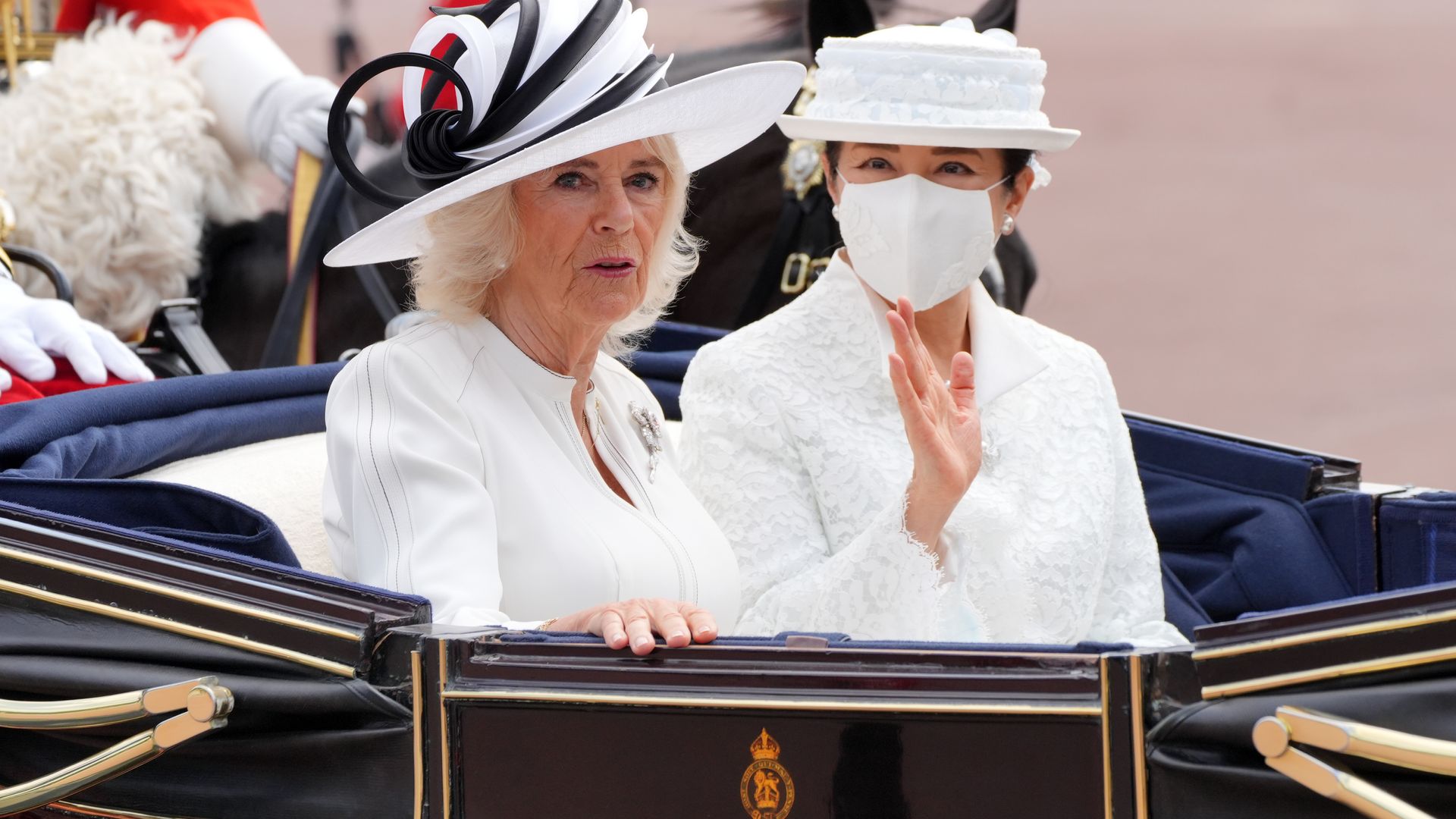El motivo por el que Masako de Japón ha tenido que llevar mascarilla en el arranque de su visita de Estado a Reino Unido