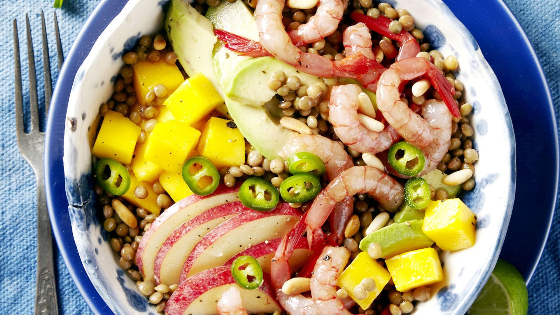 Ensalada de lentejas, gambas y manzana