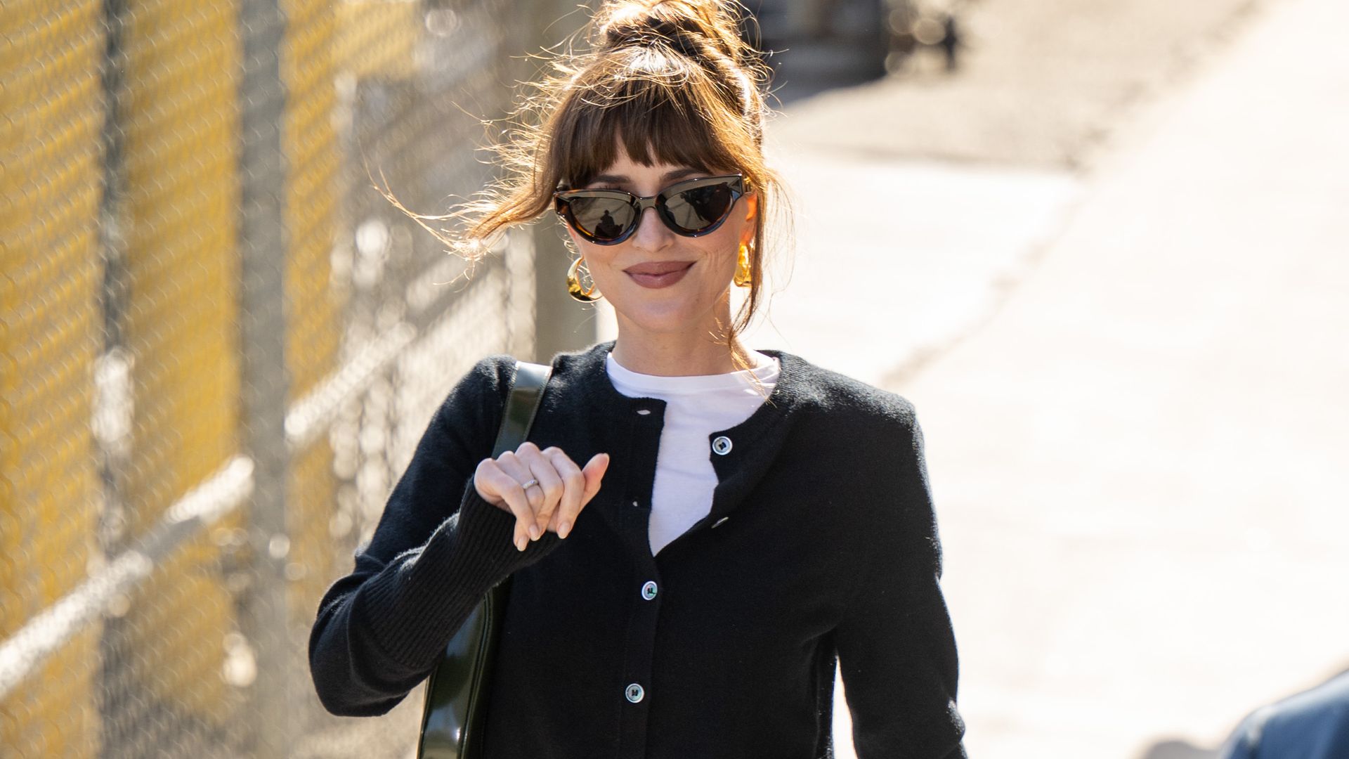 10 trucos que siempre funcionan para llevar bien el tiro bajo en faldas y pantalones