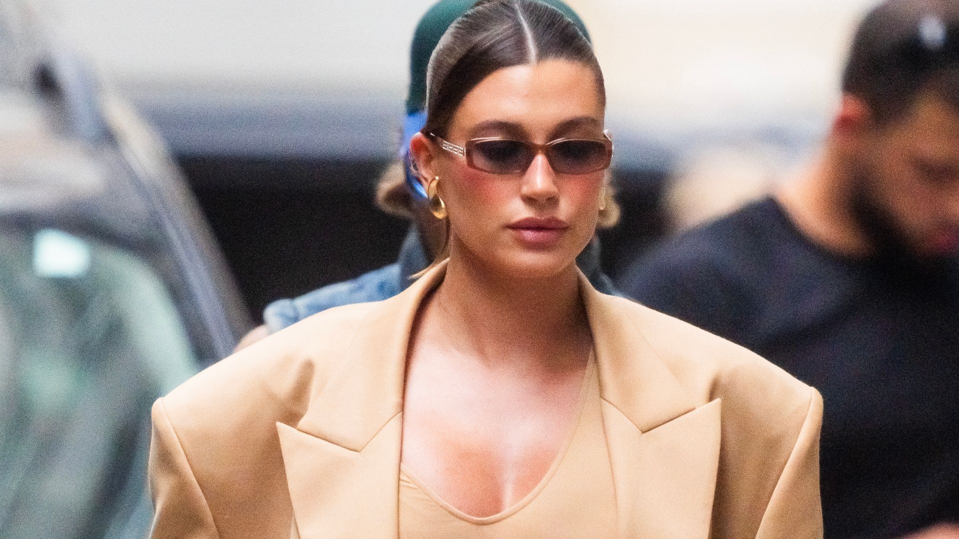 Hailey Bieber presume su 'baby bump' en los atuendos más 'chic' y sofisticados