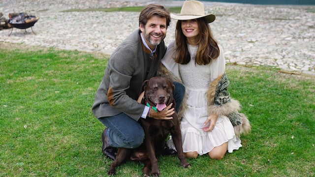 Luis Carvajal Hoyos con su perro Api