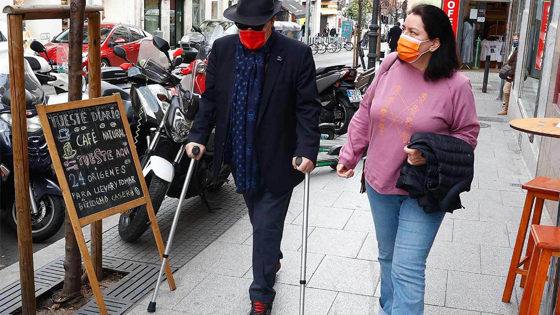 Antonio Resines reaparece tras su ingreso ayudado por muletas pero sin perder el buen humor